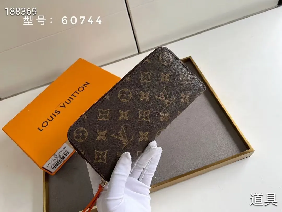 P100💰💎The original LV Clemence wallet is small and compact but has ample capacity. It is made of exquisite and durable Monogram canvas material. Bright color lining and leather zippers show off the playful charm of women. Model: 60744/60742. Size: 19.5×9×1.5cm