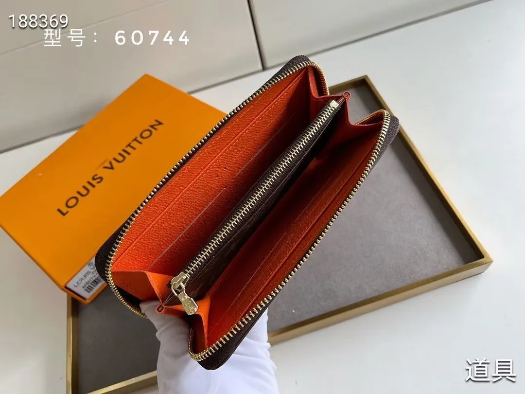 P100💰💎The original LV Clemence wallet is small and compact but has ample capacity. It is made of exquisite and durable Monogram canvas material. Bright color lining and leather zippers show off the playful charm of women. Model: 60744/60742. Size: 19.5×9×1.5cm