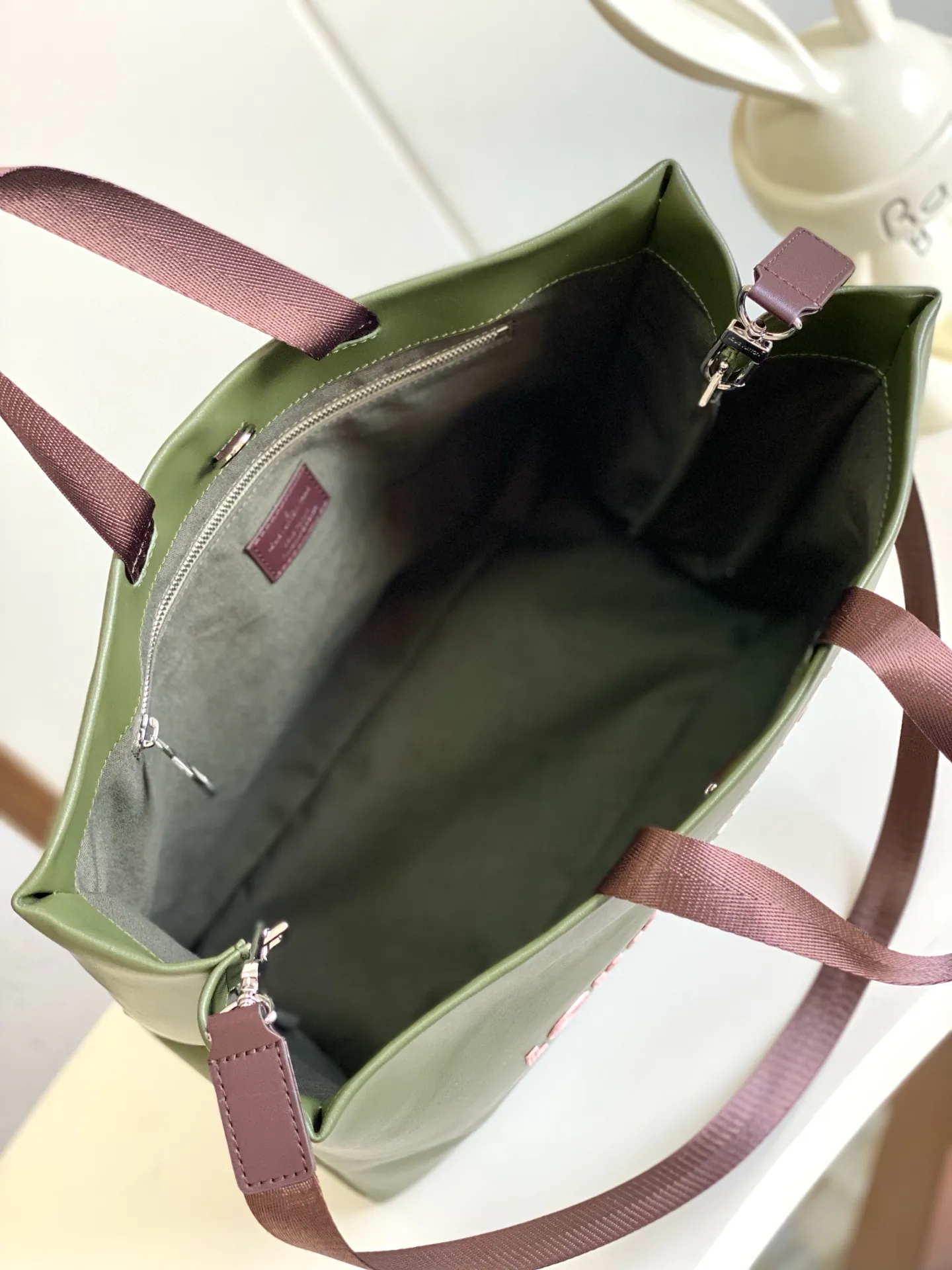 💰1100 (first layer of leather) top original order dynamic 163 M24457 orange M13979 black M15273 pink M26082 military green M13982 green top original order This Shopper medium handbag draws inspiration from Louis Vuitton shopping bags, with the words Louis Vuitton and Maison Fondée En 1854 written on soft cow leather, with a top handle and a detachable shoulder strap. 40.0 x 32.0 x 16.0 cm (L x H x W) • Cow leather • Cow leather trim • Textile lining • Metal hardware • Musketon closure • Main compartment • Zip pocket • Double patch pockets • Handles: Double handle