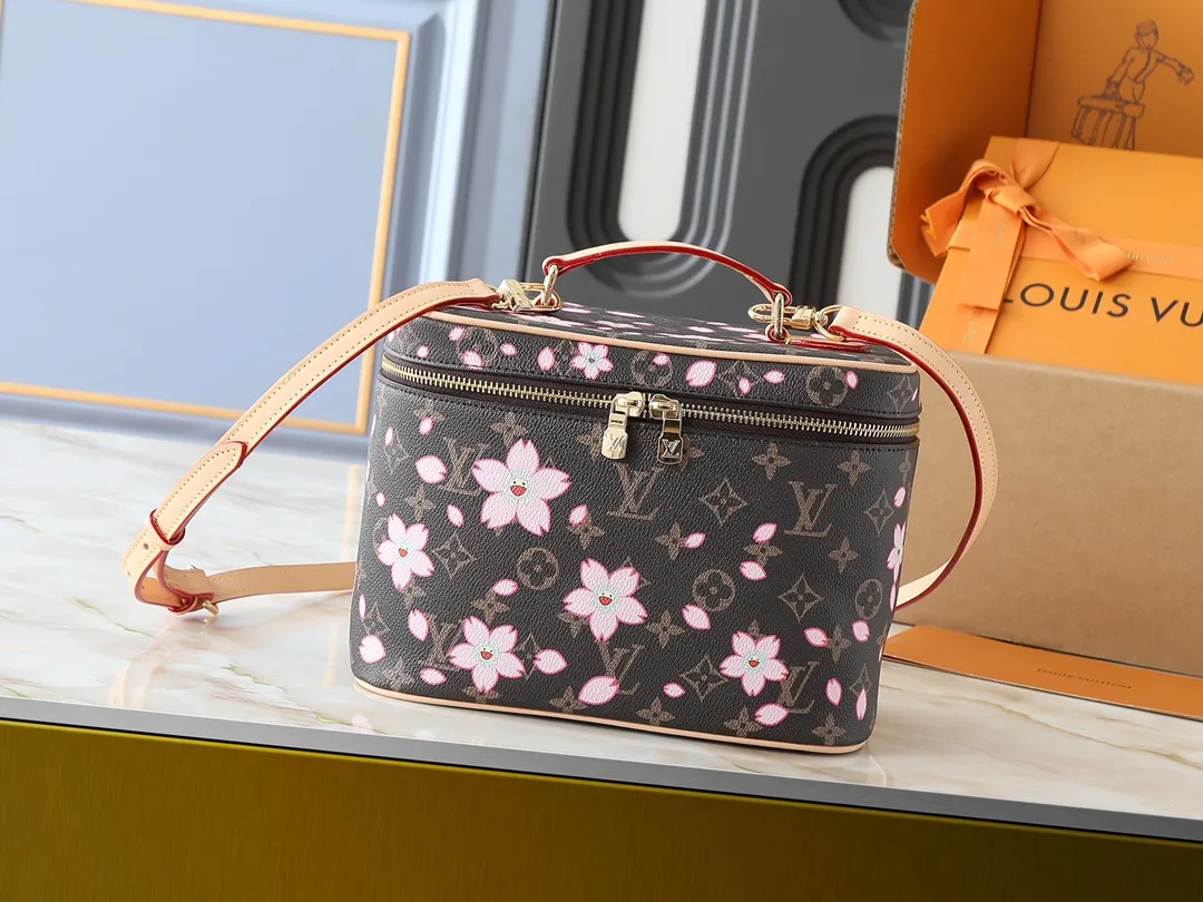 💰300💰Guangzhou goods Upgraded original version🔥Double-sided color-changing leather🔥M42265 M14181 This Nice cosmetic bag is made of Monogram coated canvas, with rounded brushstrokes to condense the box-shaped outline. The Cherry Blossom pattern brings out the joyful atmosphere of the Louis Vuitton x Takashi Murakami replica series, the cowhide leather handle shows exquisite details, and the double zipper closure securely stores all your travel needs. Dimensions: 24.0 x 18.0 x 14.5 cm (length x height x width)
