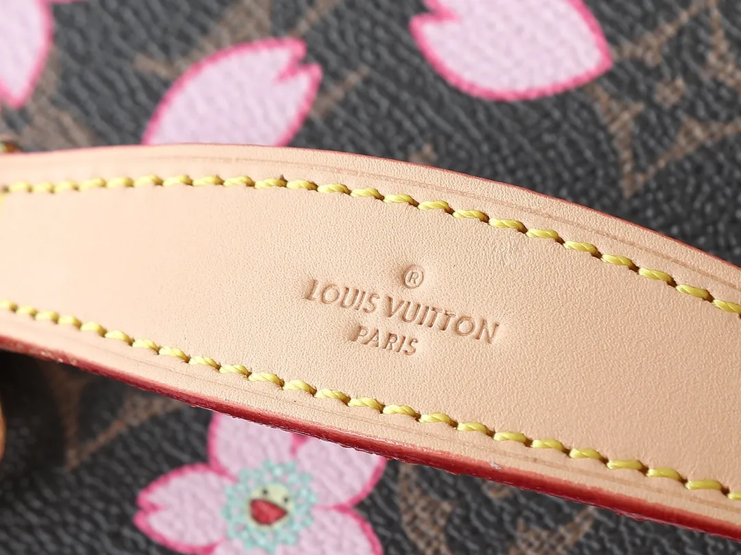 💰300💰Guangzhou goods Upgraded original version🔥Double-sided color-changing leather🔥M42265 M14181 This Nice cosmetic bag is made of Monogram coated canvas, with rounded brushstrokes to condense the box-shaped outline. The Cherry Blossom pattern brings out the joyful atmosphere of the Louis Vuitton x Takashi Murakami replica series, the cowhide leather handle shows exquisite details, and the double zipper closure securely stores all your travel needs. Dimensions: 24.0 x 18.0 x 14.5 cm (length x height x width)