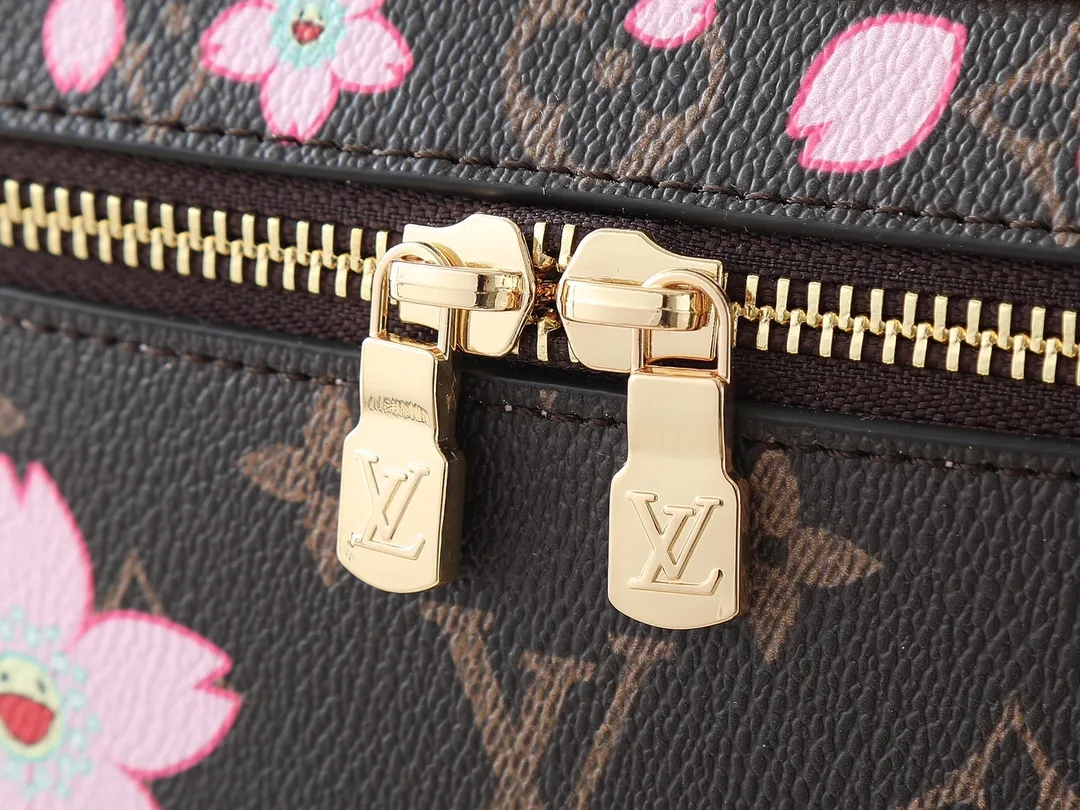 💰300💰Guangzhou goods Upgraded original version🔥Double-sided color-changing leather🔥M42265 M14181 This Nice cosmetic bag is made of Monogram coated canvas, with rounded brushstrokes to condense the box-shaped outline. The Cherry Blossom pattern brings out the joyful atmosphere of the Louis Vuitton x Takashi Murakami replica series, the cowhide leather handle shows exquisite details, and the double zipper closure securely stores all your travel needs. Dimensions: 24.0 x 18.0 x 14.5 cm (length x height x width)