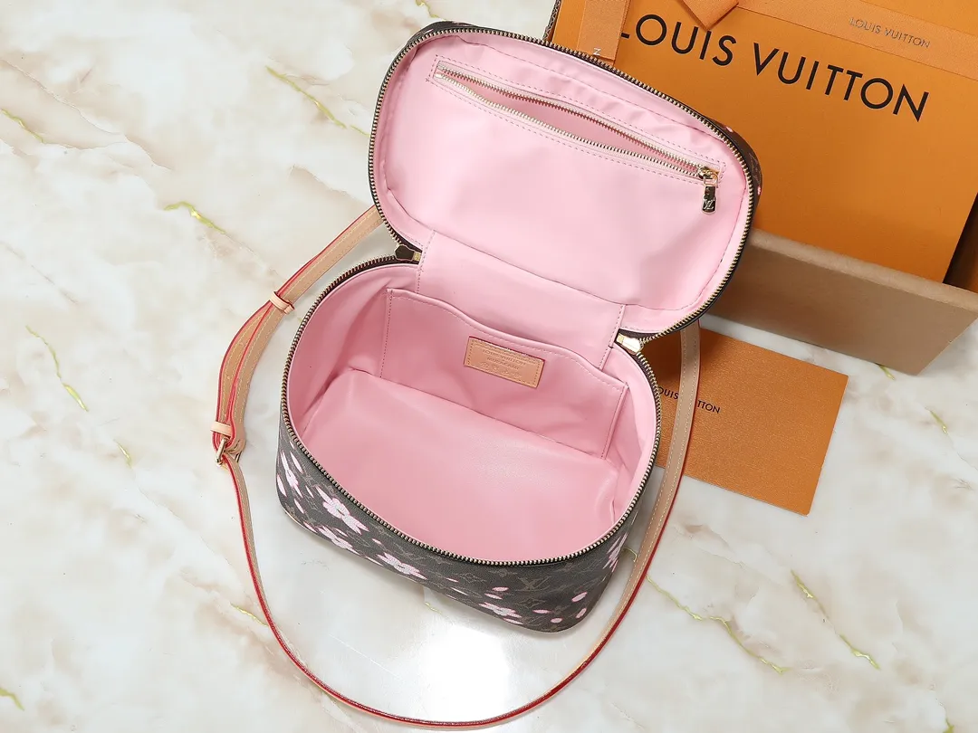 💰300💰Guangzhou goods Upgraded original version🔥Double-sided color-changing leather🔥M42265 M14181 This Nice cosmetic bag is made of Monogram coated canvas, with rounded brushstrokes to condense the box-shaped outline. The Cherry Blossom pattern brings out the joyful atmosphere of the Louis Vuitton x Takashi Murakami replica series, the cowhide leather handle shows exquisite details, and the double zipper closure securely stores all your travel needs. Dimensions: 24.0 x 18.0 x 14.5 cm (length x height x width)