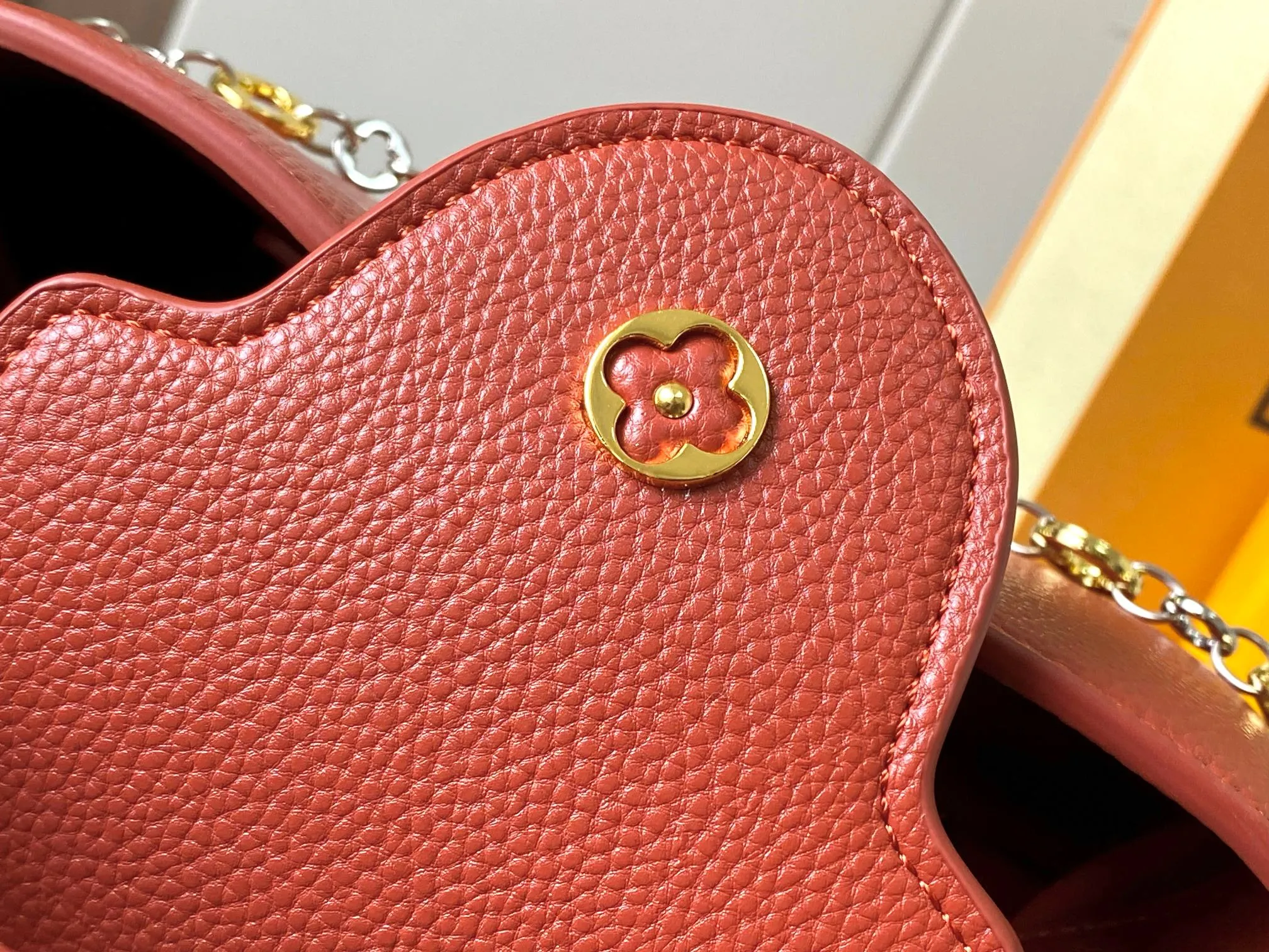 Top original P460 Guangzhou product 🇫🇷M12936 This CapucinesBB handbag is made of flexible Taurillon cow leather, with jewelry-style double-plated chains and Monogram floral elements to highlight the identity of the ChainOnYou series. The flip cover can be placed on both the inside and outside. The ample configuration and multiple inner pockets are convenient for storing daily needs. The round LV letters add ingenious details. Size:27×18×9cm