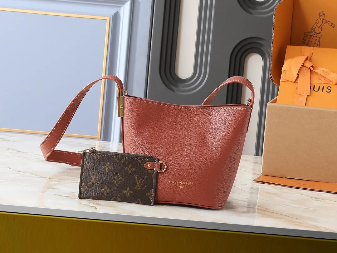 💰240💰Upgraded from the original M14416 M25543 M12925 This All In BB handbag is from the Low Key series. It is made of grained cow leather to create a compact bucket bag structure, which can be carried in a variety of ways for day and night occasions. The distressed metal pieces convey a retro feel, while the LV padlock and removable Monogram pocket highlight the brand's style. Dimensions: 16.0 x 18.0 x 12.0 cm (length x height x width)