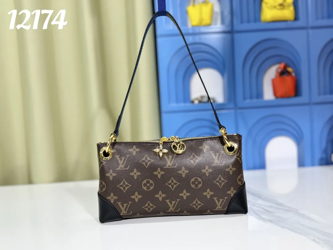 P200💰Upgraded from the original M12174, this Pochette Sèvres is part of the LV Ski Collection and is ready to shine in a “shiny” gun metal tone. It's crafted from signature Monogram Empreinte leather with pale gold hardware for an elegant contrast. The double zip closure features two pendants, one depicting an LV ring and the other displaying a crystal-embellished Monogram flower. Think of it as the perfect après-ski bag. Dimensions: 25 x 13 x 5 cm (length x height x width)