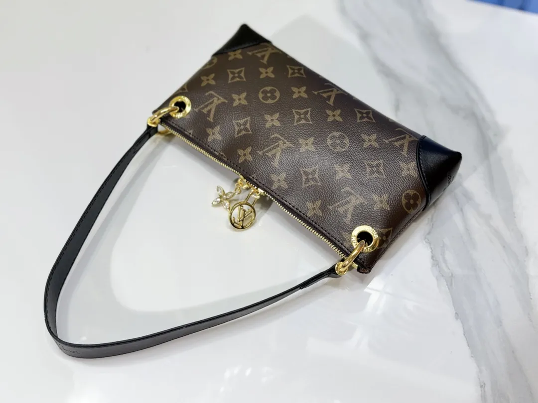 P200💰Upgraded from the original M12174, this Pochette Sèvres is part of the LV Ski Collection and is ready to shine in a “shiny” gun metal tone. It's crafted from signature Monogram Empreinte leather with pale gold hardware for an elegant contrast. The double zip closure features two pendants, one depicting an LV ring and the other displaying a crystal-embellished Monogram flower. Think of it as the perfect après-ski bag. Dimensions: 25 x 13 x 5 cm (length x height x width)
