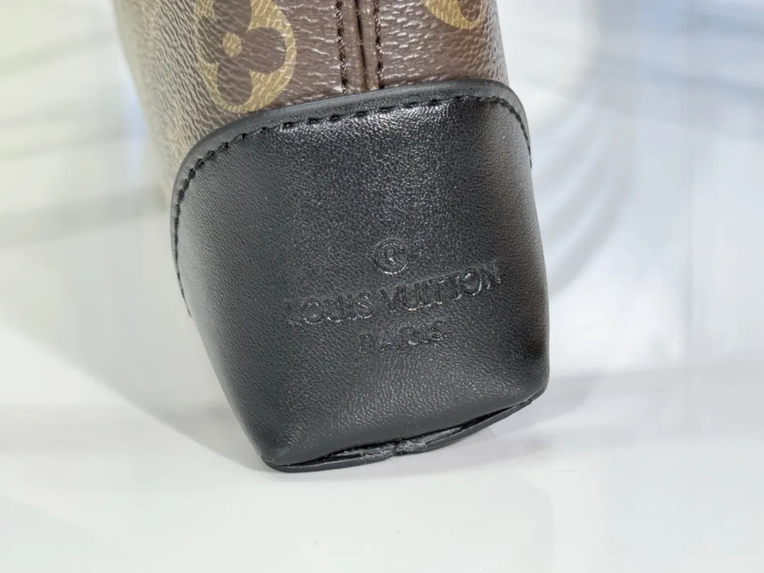 P200💰Upgraded from the original M12174, this Pochette Sèvres is part of the LV Ski Collection and is ready to shine in a “shiny” gun metal tone. It's crafted from signature Monogram Empreinte leather with pale gold hardware for an elegant contrast. The double zip closure features two pendants, one depicting an LV ring and the other displaying a crystal-embellished Monogram flower. Think of it as the perfect après-ski bag. Dimensions: 25 x 13 x 5 cm (length x height x width)