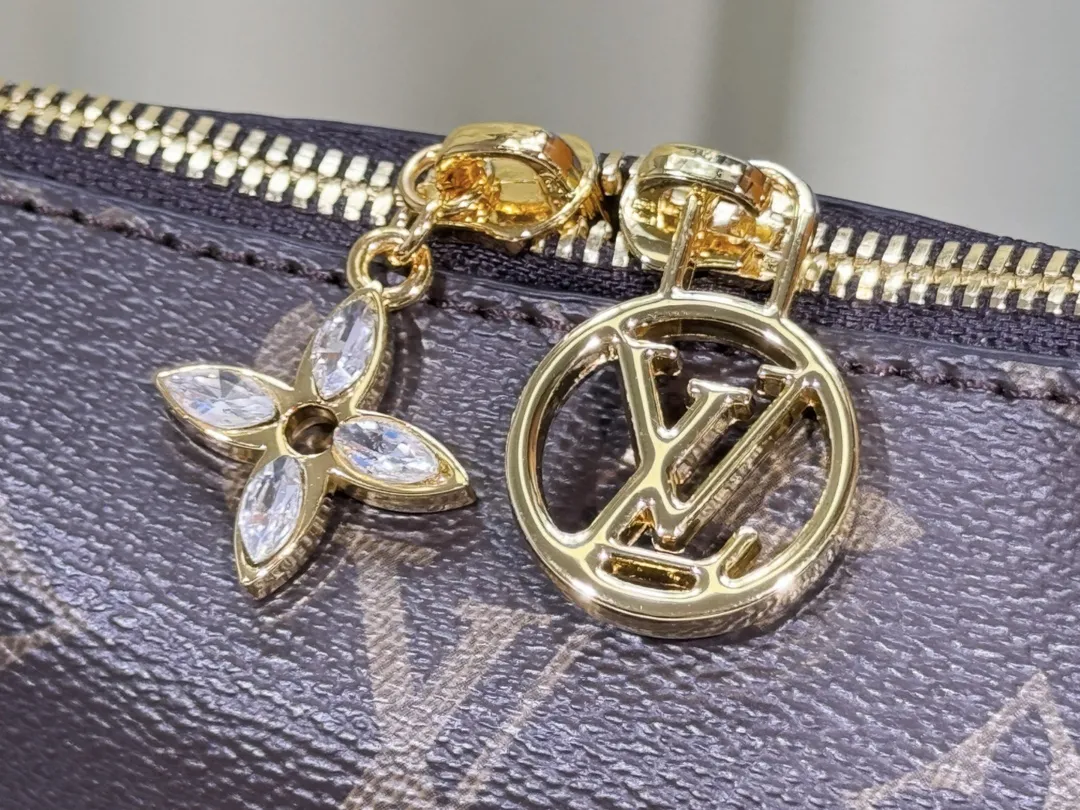 P200💰Upgraded from the original M12174, this Pochette Sèvres is part of the LV Ski Collection and is ready to shine in a “shiny” gun metal tone. It's crafted from signature Monogram Empreinte leather with pale gold hardware for an elegant contrast. The double zip closure features two pendants, one depicting an LV ring and the other displaying a crystal-embellished Monogram flower. Think of it as the perfect après-ski bag. Dimensions: 25 x 13 x 5 cm (length x height x width)