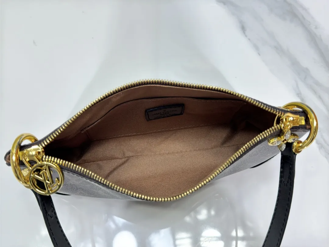 P200💰Upgraded from the original M12174, this Pochette Sèvres is part of the LV Ski Collection and is ready to shine in a “shiny” gun metal tone. It's crafted from signature Monogram Empreinte leather with pale gold hardware for an elegant contrast. The double zip closure features two pendants, one depicting an LV ring and the other displaying a crystal-embellished Monogram flower. Think of it as the perfect après-ski bag. Dimensions: 25 x 13 x 5 cm (length x height x width)