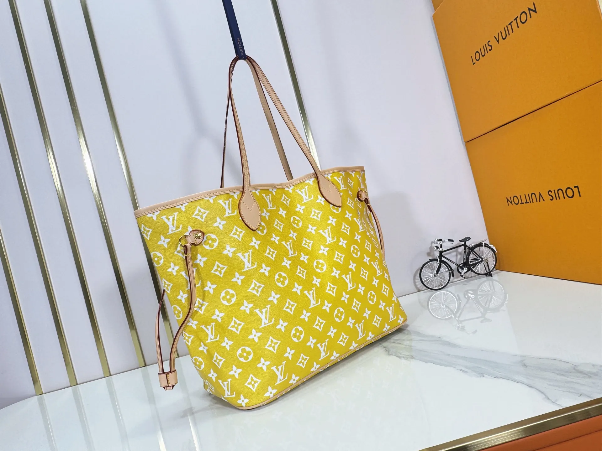 P280 Upgraded Original M40995 The legendary Neverfull bag always meets your every handbag need. It has a large capacity but is not bulky. It is stiff and soft to the touch, making it suitable for home and travel. Tighten the side ties and it instantly transforms into a stylish urban handbag. Loosen the straps and it transforms into a chic and practical handbag. The slender leather handle can be carried over the shoulder or between the arms. The model shown here is made of Damier Ebène canvas. Dimensions: 31.0 x 28.0 x 14.0 cm