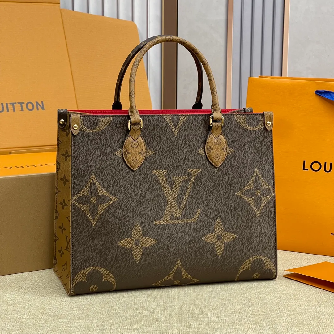 [Upgraded version] P500🐶M45321🐶 comes with a full set of packaging, upgraded version with real gold hardware. ONTHEGO LARGE HANDBAGS The Onthego handbags are eye-catching and charming against the background of Monogram Giant canvas. The sides and handles are decorated with Monogram Reverse patterns, giving a glimpse of the changes in color and texture in similar styles. The large size has plenty of room inside, and with the shoulder strap and Toron handle, you can go about your daily life as you please. Size: 34*26*13