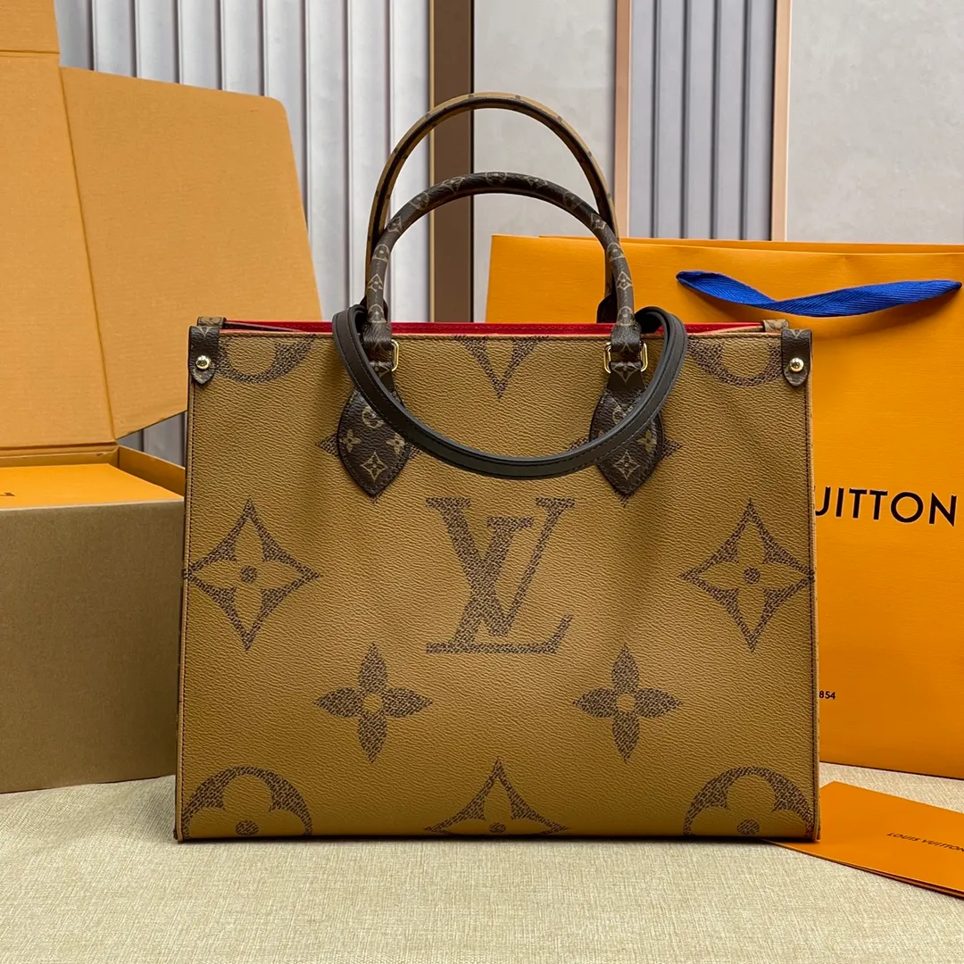 [Upgraded version] P500🐶M45321🐶 comes with a full set of packaging, upgraded version with real gold hardware. ONTHEGO LARGE HANDBAGS The Onthego handbags are eye-catching and charming against the background of Monogram Giant canvas. The sides and handles are decorated with Monogram Reverse patterns, giving a glimpse of the changes in color and texture in similar styles. The large size has plenty of room inside, and with the shoulder strap and Toron handle, you can go about your daily life as you please. Size: 34*26*13