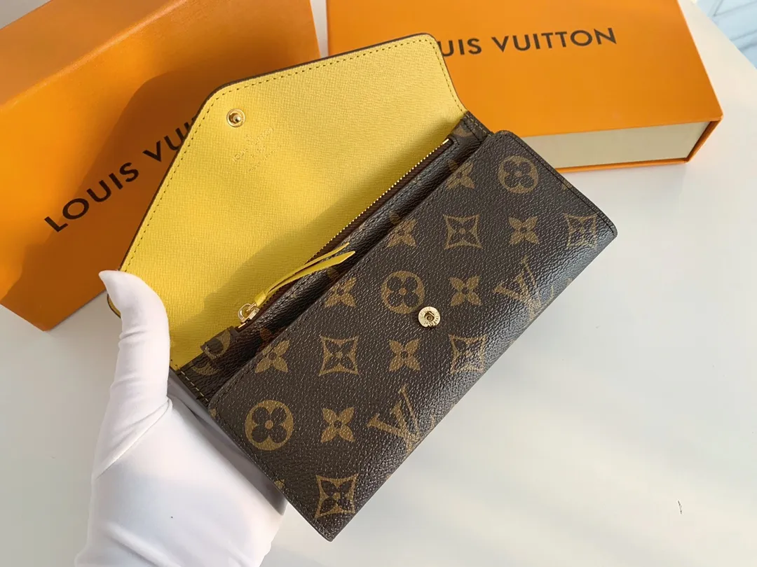 💰100 💎The Josephine Wallet is inspired by Louis Vuitton's first wallet. It is made of soft Monogram canvas and lined with brightly colored lining, giving the brand's classic design a unique and stylish beauty. The long, flat shape makes it easy to slip into any pocket or handbag. Model: M60708 Size: 19/10.