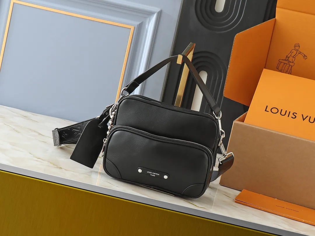 💰260💰Upgraded original M13987 M14016 This Nil handbag shines with the elegant luster of cow leather, and uses beaded rivets to fix the Louis Vuitton Paris patch on the front. The side lock buckle highlights the urban style, and the main compartment zipper pull is embellished with LV lettering. Dimensions: 25.0 x 17.5 x 11.0 cm (length x height x width)
