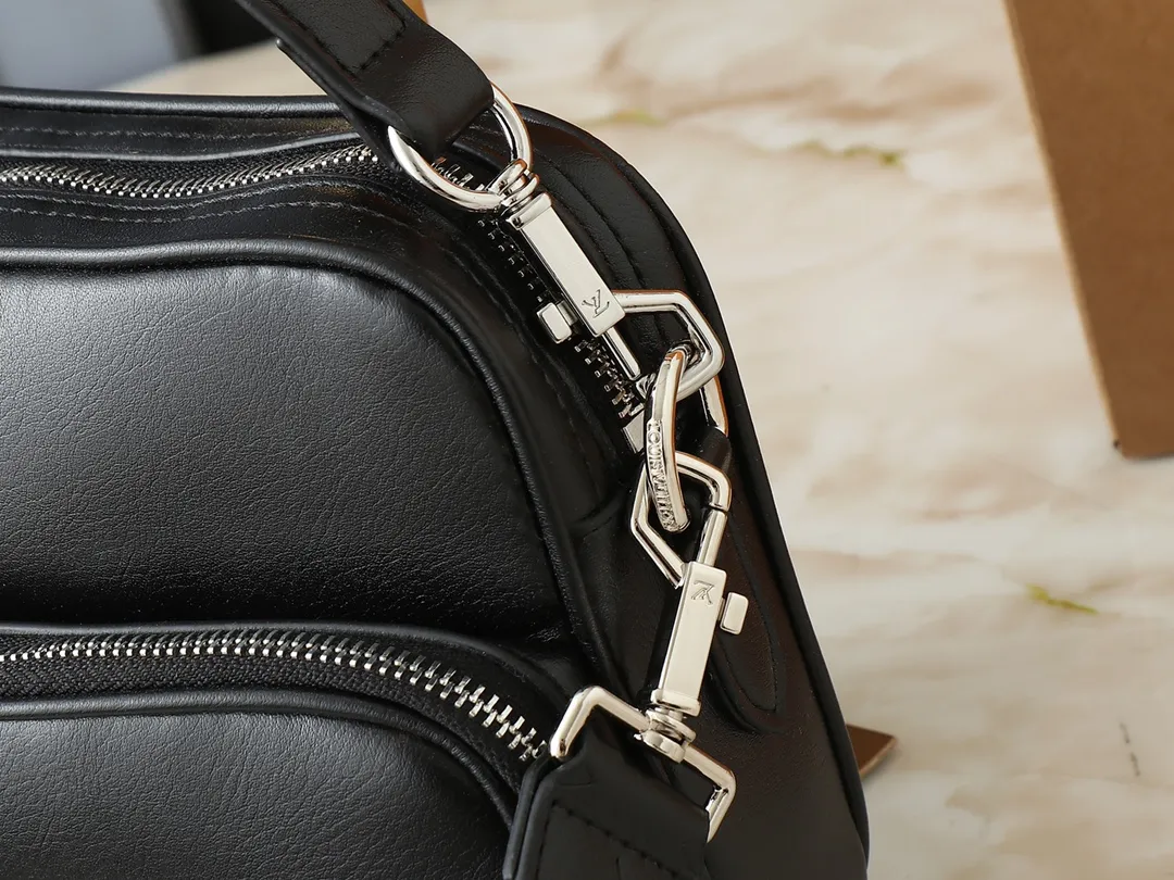 💰260💰Upgraded original M13987 M14016 This Nil handbag shines with the elegant luster of cow leather, and uses beaded rivets to fix the Louis Vuitton Paris patch on the front. The side lock buckle highlights the urban style, and the main compartment zipper pull is embellished with LV lettering. Dimensions: 25.0 x 17.5 x 11.0 cm (length x height x width)