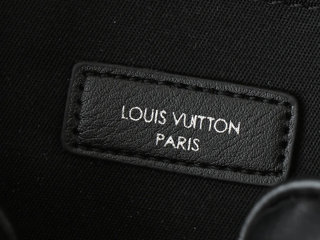 💰260💰Upgraded original M13987 M14016 This Nil handbag shines with the elegant luster of cow leather, and uses beaded rivets to fix the Louis Vuitton Paris patch on the front. The side lock buckle highlights the urban style, and the main compartment zipper pull is embellished with LV lettering. Dimensions: 25.0 x 17.5 x 11.0 cm (length x height x width)
