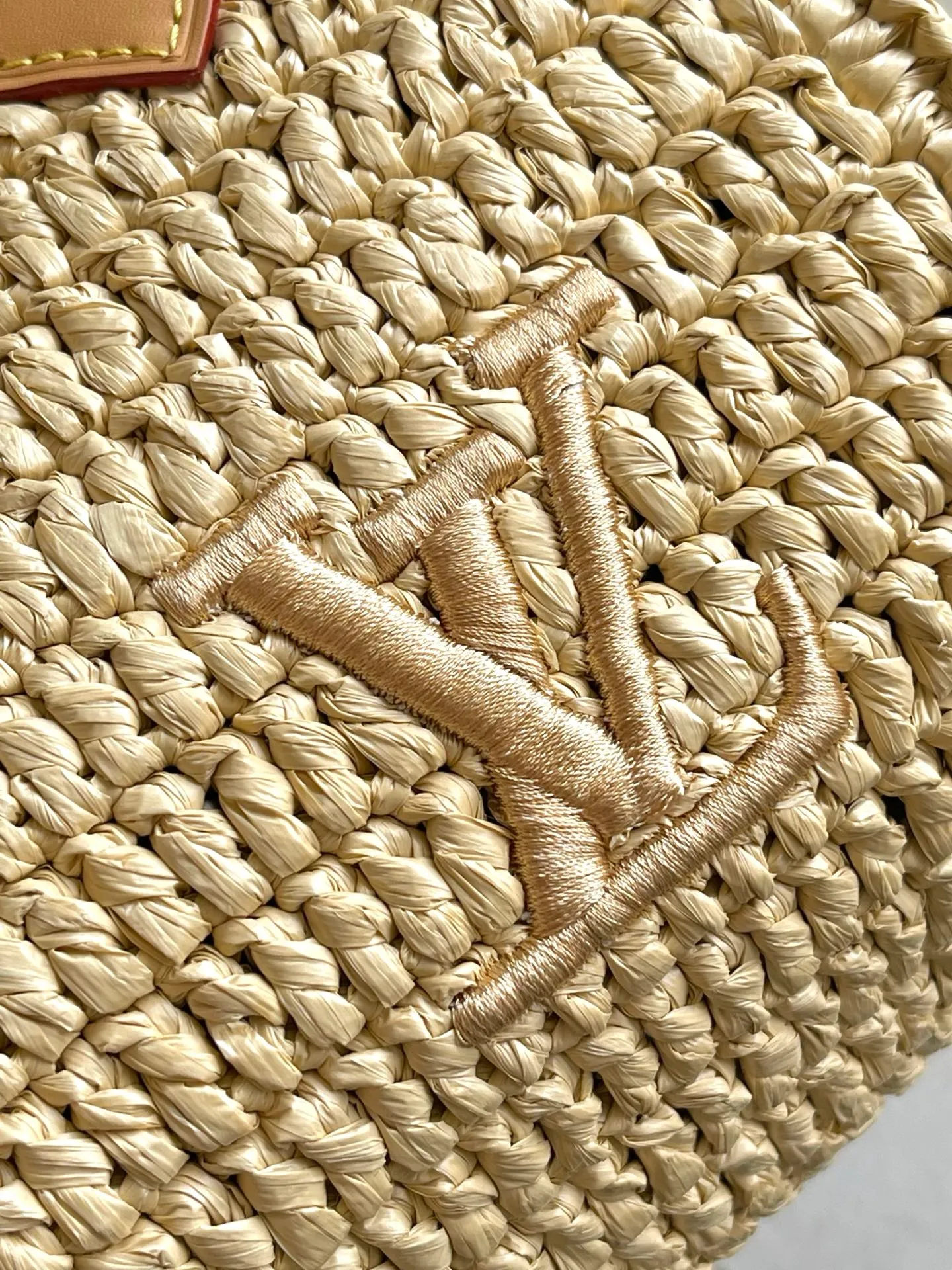 💰1460 Top original order M14456 No. This Speedy 25 Bandouliere handbag is made of raffia. It uses exquisite craftsmanship to give each finished product a unique style, and then uses distressed cow leather to add a retro charm. The LV lettering is embroidered in a corner of the front, and the top handle and detachable and adjustable shoulder strap allow for flexible carrying. Dimensions: 25 × 15 × 11 cm