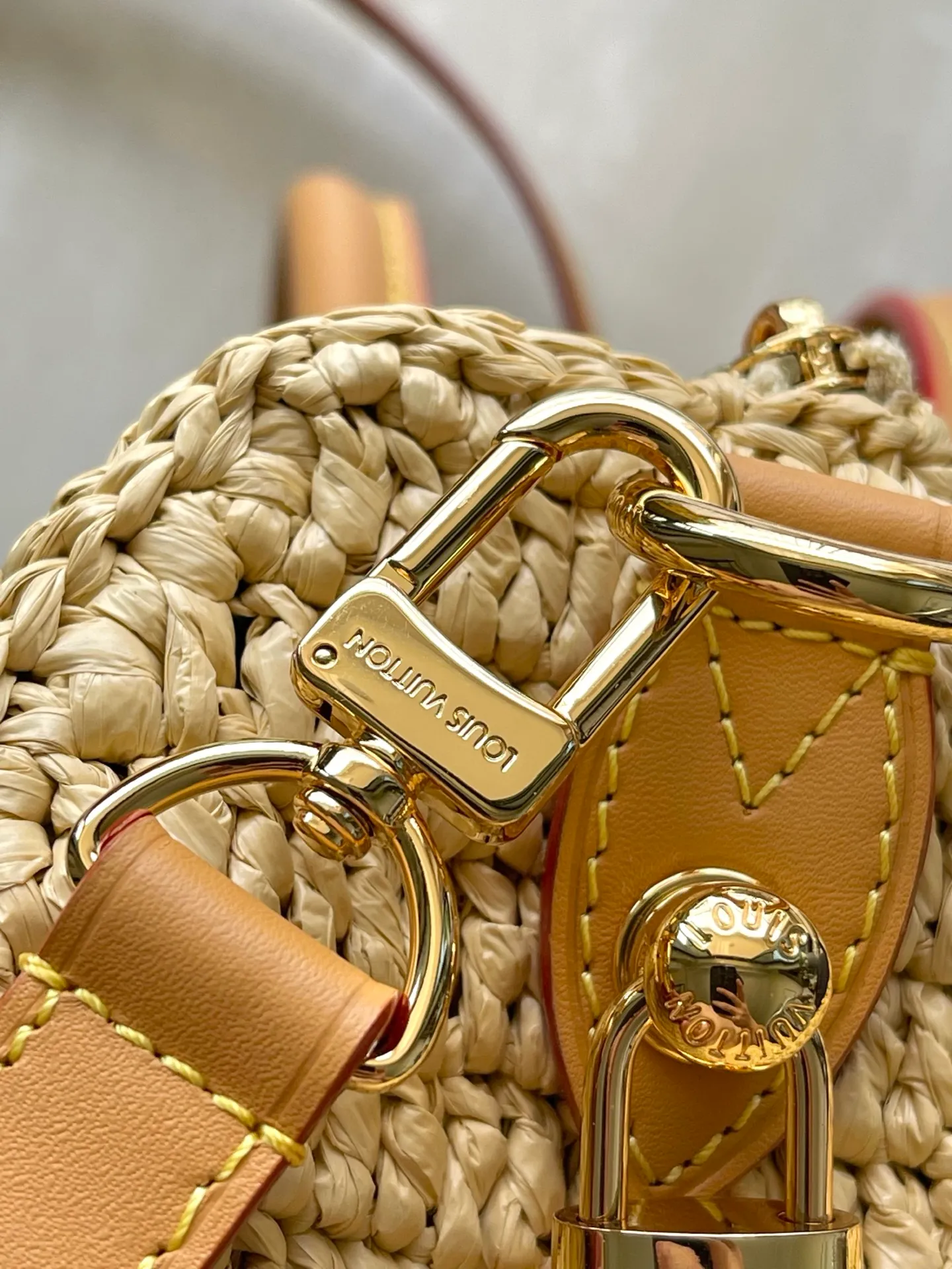 💰1460 Top original order M14456 No. This Speedy 25 Bandouliere handbag is made of raffia. It uses exquisite craftsmanship to give each finished product a unique style, and then uses distressed cow leather to add a retro charm. The LV lettering is embroidered in a corner of the front, and the top handle and detachable and adjustable shoulder strap allow for flexible carrying. Dimensions: 25 × 15 × 11 cm