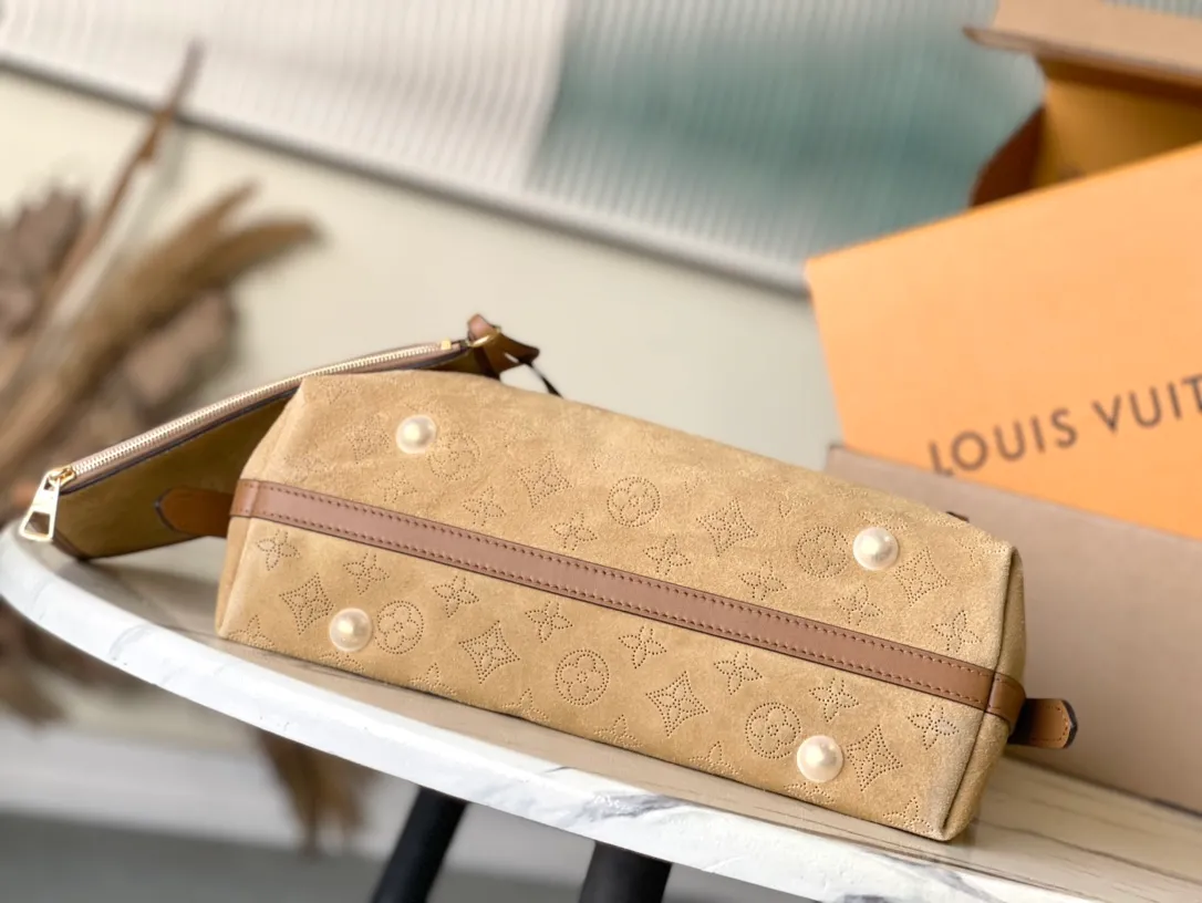 💰1420 Top original order M11843 This small CarryAll handbag is from the LVSki series. It is made of Monogram engraved and perforated suede leather with shearling trim, making it a comfortable and warm choice in winter. The magnetic closure and leather strap provide ample space for easily storing a long wallet and daily necessities. Dimensions: 29 × 24 × 12 cm