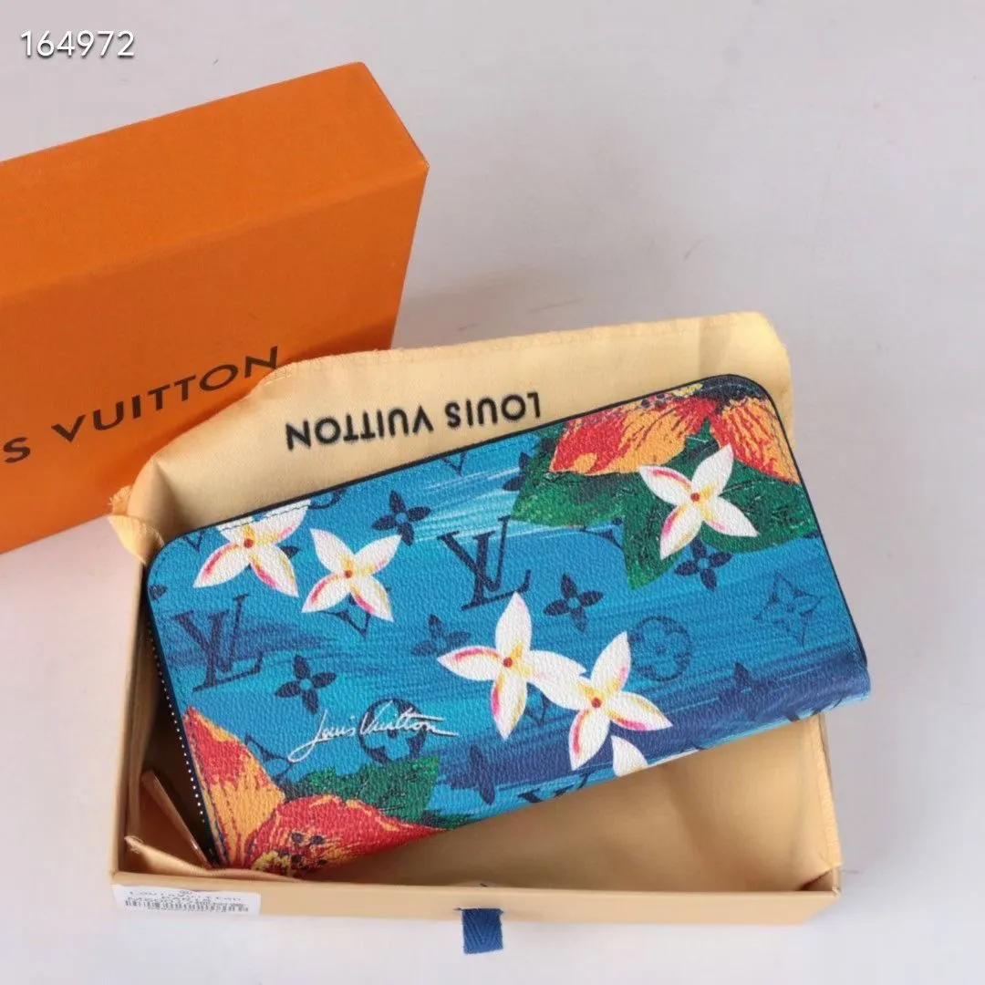 P150💰 M80857M60017 Japan limited wallet "Gibby Wallet", printed with Louis Vuitton's cute mascot "Vivian" illustration on single gram canvas. Brightly colored kites and cute mascots are combined, embellished with tiny single flowers. This is a collectible item that is perfect as a gift for those who love singles. Size: 19x 12.5x 3.0cm, 🎁🎁