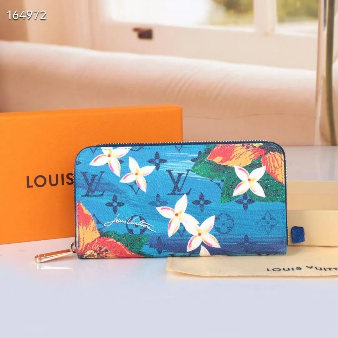 P150💰 M80857M60017 Japan limited wallet "Gibby Wallet", printed with Louis Vuitton's cute mascot "Vivian" illustration on single gram canvas. Brightly colored kites and cute mascots are combined, embellished with tiny single flowers. This is a collectible item that is perfect as a gift for those who love singles. Size: 19x 12.5x 3.0cm, 🎁🎁