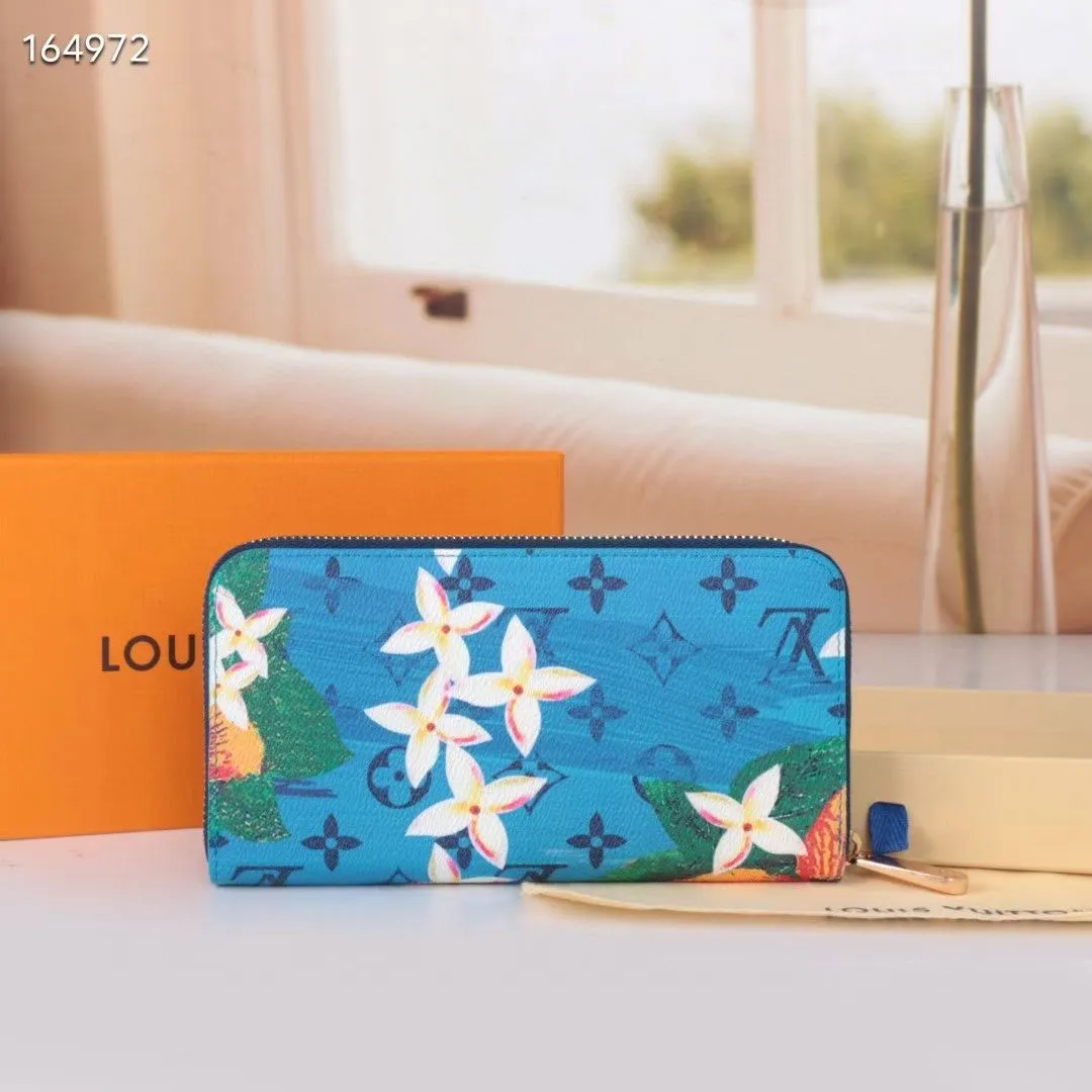 P150💰 M80857M60017 Japan limited wallet "Gibby Wallet", printed with Louis Vuitton's cute mascot "Vivian" illustration on single gram canvas. Brightly colored kites and cute mascots are combined, embellished with tiny single flowers. This is a collectible item that is perfect as a gift for those who love singles. Size: 19x 12.5x 3.0cm, 🎁🎁