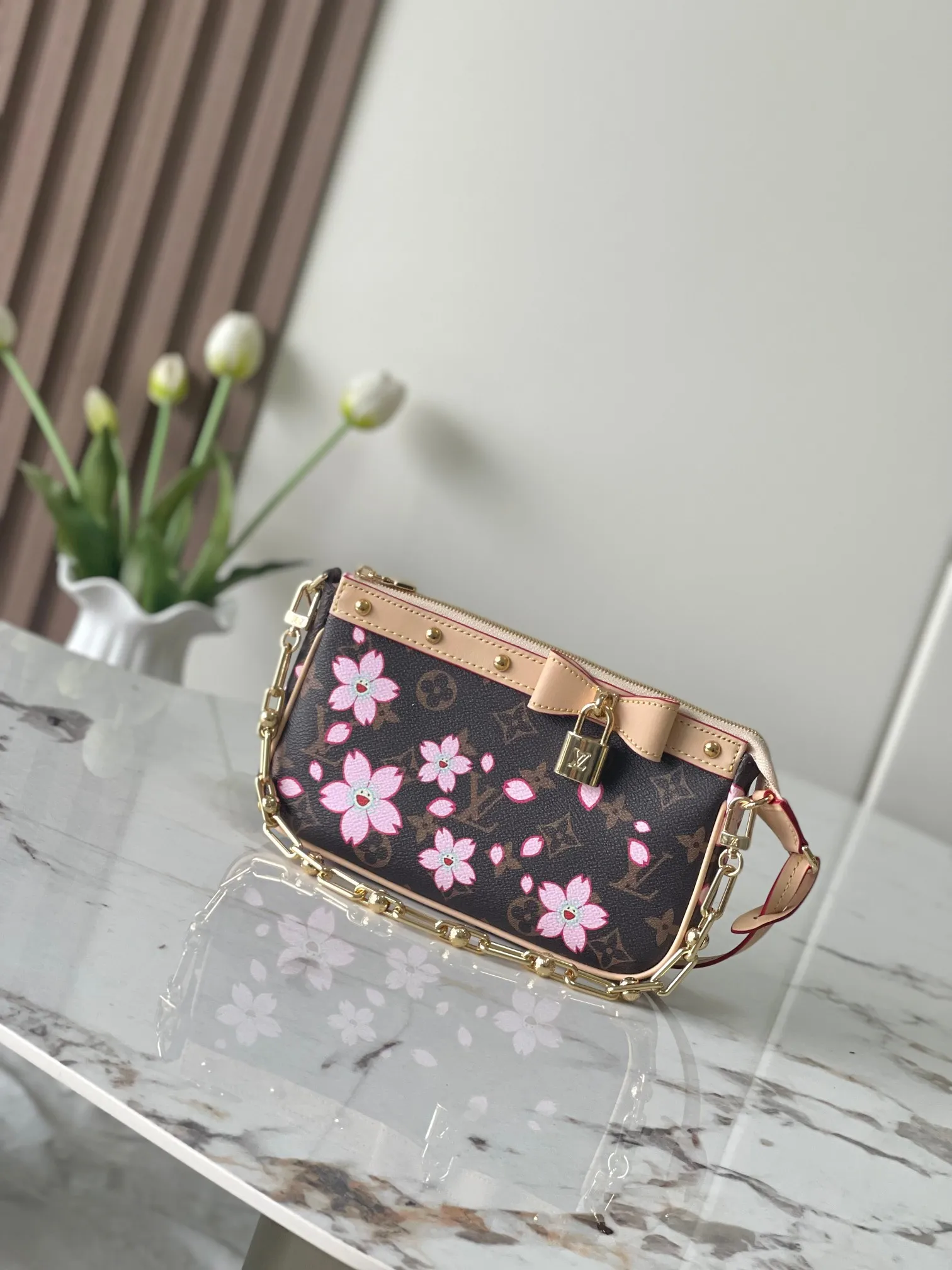 Factory price 780 Top original order, transcoding chip, M13666 Cherry Blossom Mahjong bag Pochette Accessoires handbag is made of classic Monogram canvas with the bright Cherry Blossom pattern written by Takashi Murakami, expressing the distinctive elements of the Louis Vuitton x Takashi Murakami replica series in a playful style. A leather bow and LV-engraved padlock accent the upper edge, while dazzling studs and a detachable chain add a touch of irreverence. 13 x 4 x 22 cm (height x width x length)