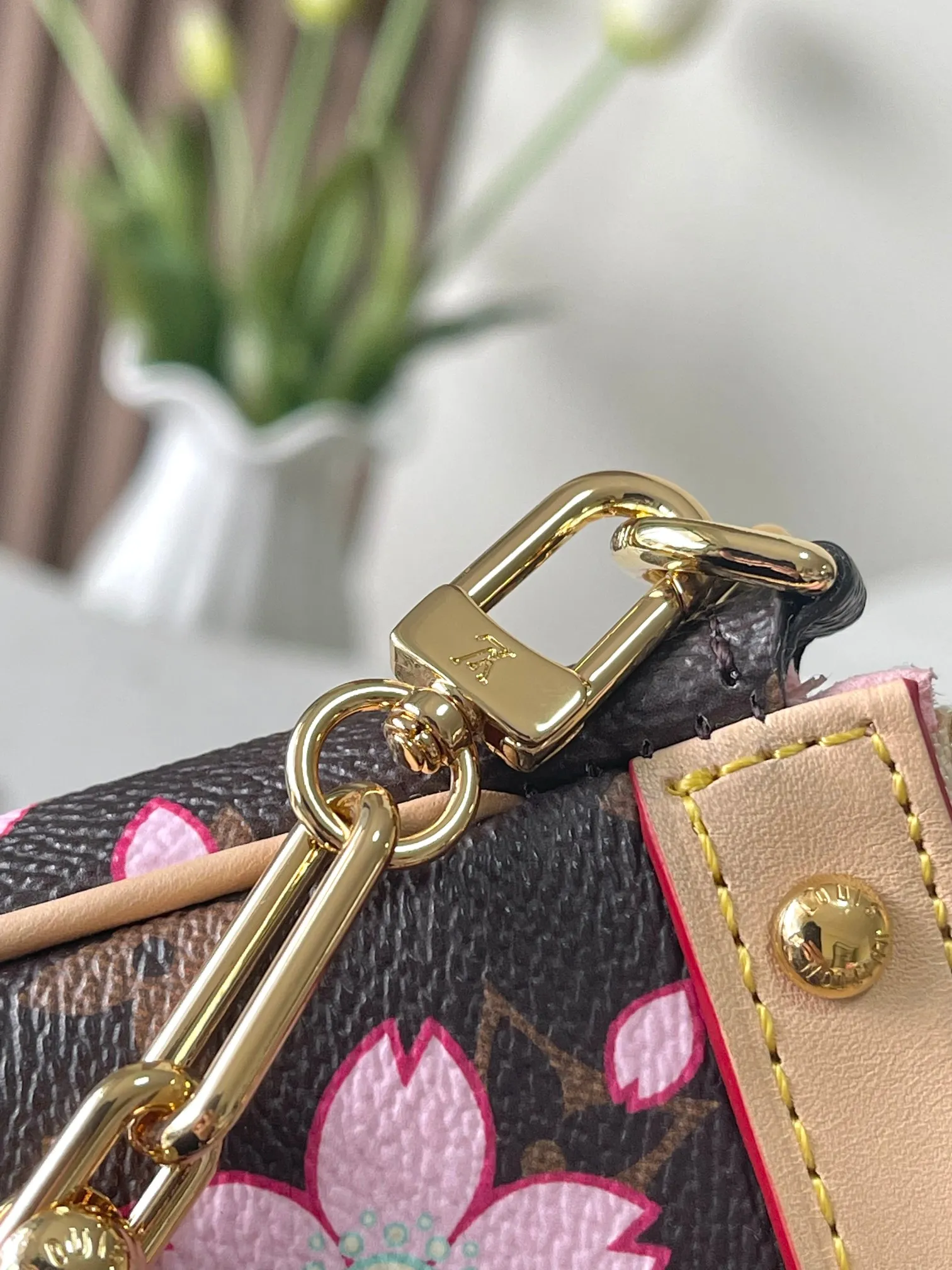 Factory price 780 Top original order, transcoding chip, M13666 Cherry Blossom Mahjong bag Pochette Accessoires handbag is made of classic Monogram canvas with the bright Cherry Blossom pattern written by Takashi Murakami, expressing the distinctive elements of the Louis Vuitton x Takashi Murakami replica series in a playful style. A leather bow and LV-engraved padlock accent the upper edge, while dazzling studs and a detachable chain add a touch of irreverence. 13 x 4 x 22 cm (height x width x length)