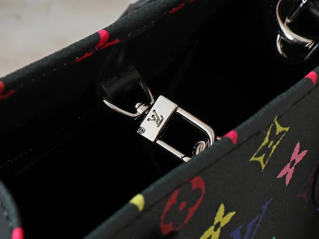 💰260💰Upgraded from the original M45659 M46373 M44571 Murakami Takashi co-branded three colors. This OnTheGo small handbag is made of Monogram and Monogram Reverse canvas, with the Monogram Giant pattern embellished on it. The Toron handle and the jacquard textured shoulder strap decorated with the brand's logo create a visual contrast, and the detachable coin bag is suitable for storing change or small items. It combines fashionable charm with various functions, making it a good daily companion. 25.0 x 19.0 x 11.5 cm (length x height x width)