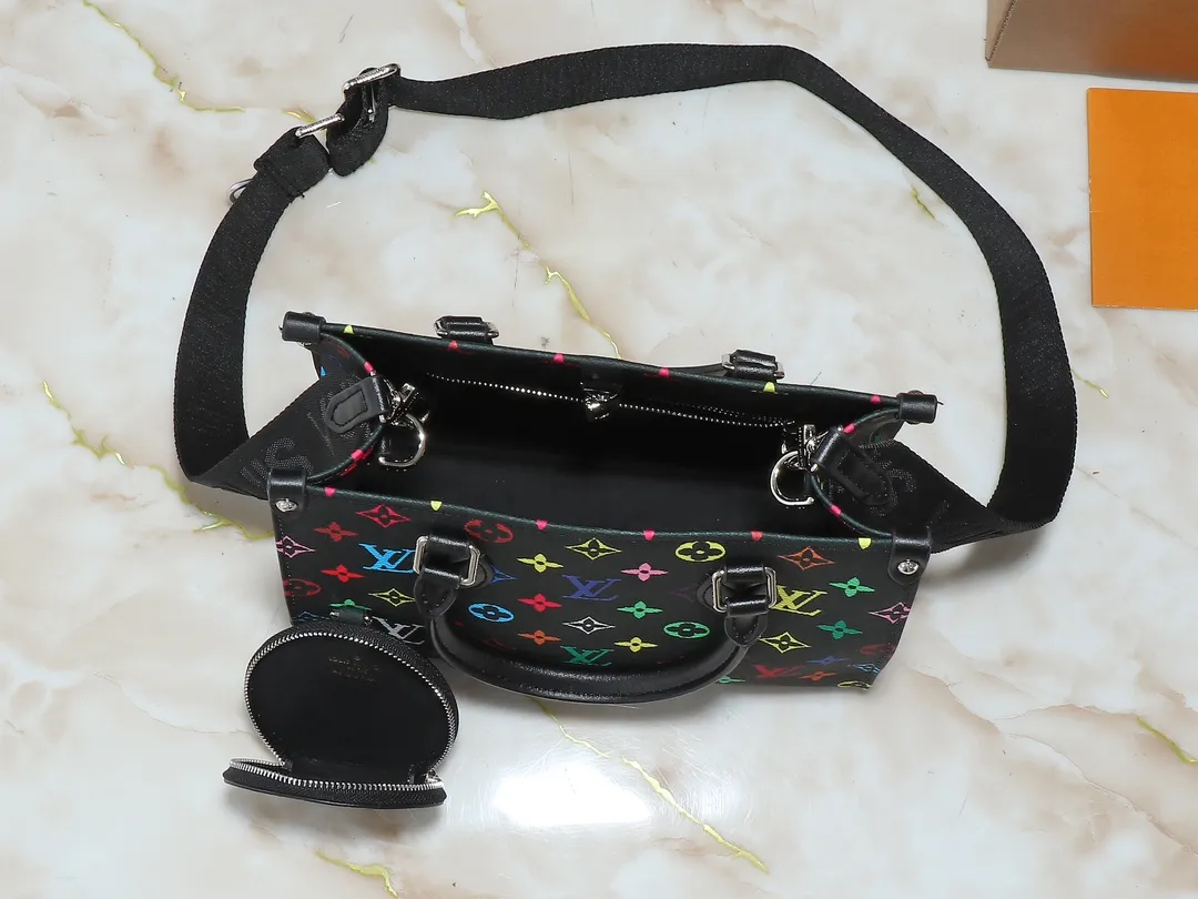 💰260💰Upgraded from the original M45659 M46373 M44571 Murakami Takashi co-branded three colors. This OnTheGo small handbag is made of Monogram and Monogram Reverse canvas, with the Monogram Giant pattern embellished on it. The Toron handle and the jacquard textured shoulder strap decorated with the brand's logo create a visual contrast, and the detachable coin bag is suitable for storing change or small items. It combines fashionable charm with various functions, making it a good daily companion. 25.0 x 19.0 x 11.5 cm (length x height x width)
