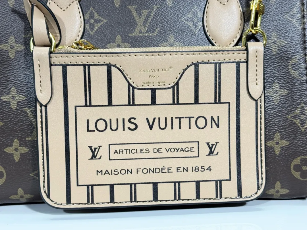 P260💰Upgraded original version 🔥New model🔥M45659 M46373 M44571 This OnTheGo small handbag is made of Monogram and Monogram Reverse canvas, with the Monogram Giant pattern embellished on it. The Toron handle and the jacquard textured shoulder strap decorated with the brand's logo create a visual contrast, and the detachable coin bag is suitable for storing change or small items. It combines fashionable charm with various functions, making it a good daily companion. 25.0 x 19.0 x 11.5 cm (length x height x width)