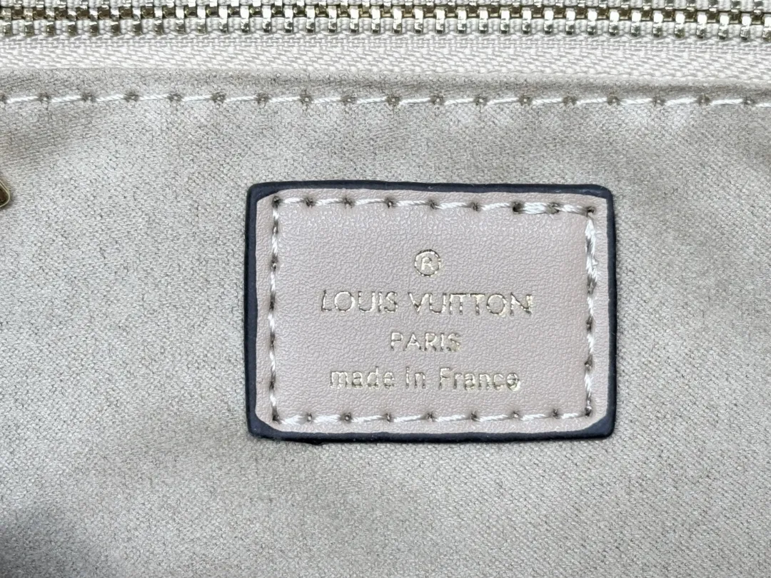 P260💰Upgraded original version 🔥New model🔥M45659 M46373 M44571 This OnTheGo small handbag is made of Monogram and Monogram Reverse canvas, with the Monogram Giant pattern embellished on it. The Toron handle and the jacquard textured shoulder strap decorated with the brand's logo create a visual contrast, and the detachable coin bag is suitable for storing change or small items. It combines fashionable charm with various functions, making it a good daily companion. 25.0 x 19.0 x 11.5 cm (length x height x width)