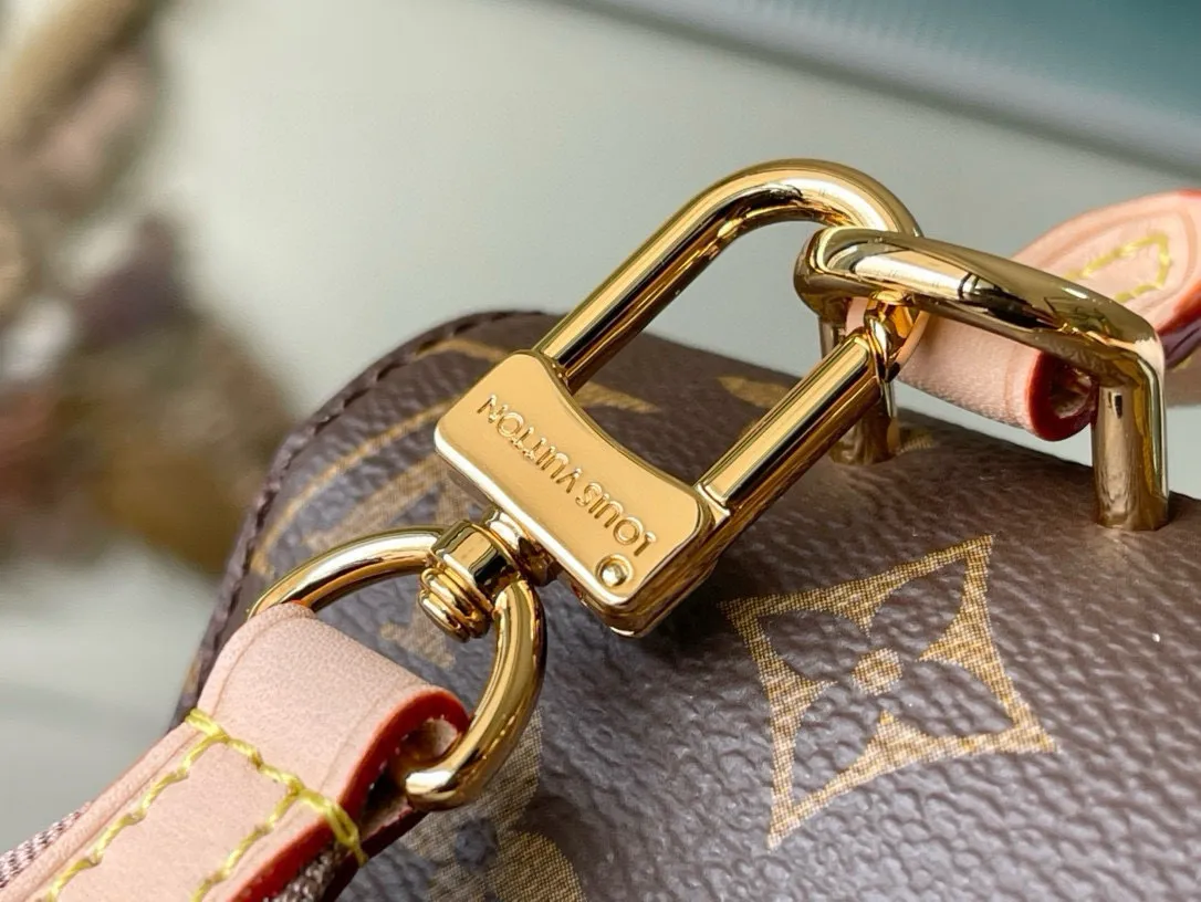 💰860 Top Original M46055 handbag’s pure structure and silhouette will never go out of style, and the strap adopts the bright colors that are popular nowadays. The Louis Vuitton logo declares the brand's identity, and the Cluny handbag is very practical and is an ideal business bag. The top handle can meet the different requirements of hand carry and elbow carry, and the removable shoulder strap can also meet the requirements of shoulder carrying. Magnetic clasp ensures safe storage of personal finances. 20x 16x 7.5cm