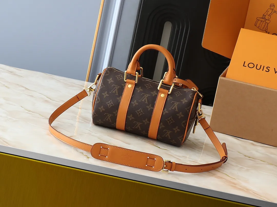 💰260💰Upgraded from the original M12627 presbyopia, 14028 presbyopia 13988 black leather, this Keepall Bandoulière 25 handbag is made of grain leather with suede details and distressed metal parts. The Monogram canvas outer bag is opened with a cord zipper puller, making it easy to access and place your belongings. Removable and adjustable leather shoulder strap provides comfortable shoulder carrying experience. Length, height and width: 25x15x11cm