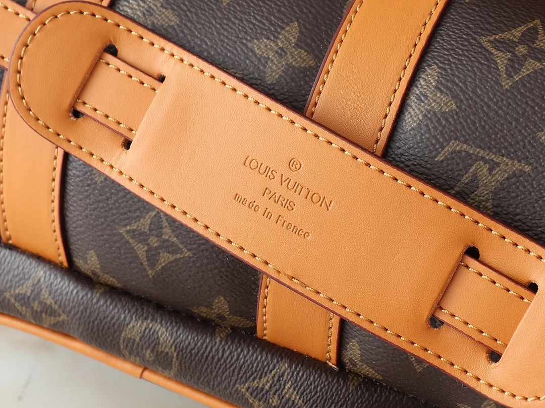 💰260💰Upgraded from the original M12627 presbyopia, 14028 presbyopia 13988 black leather, this Keepall Bandoulière 25 handbag is made of grain leather with suede details and distressed metal parts. The Monogram canvas outer bag is opened with a cord zipper puller, making it easy to access and place your belongings. Removable and adjustable leather shoulder strap provides comfortable shoulder carrying experience. Length, height and width: 25x15x11cm