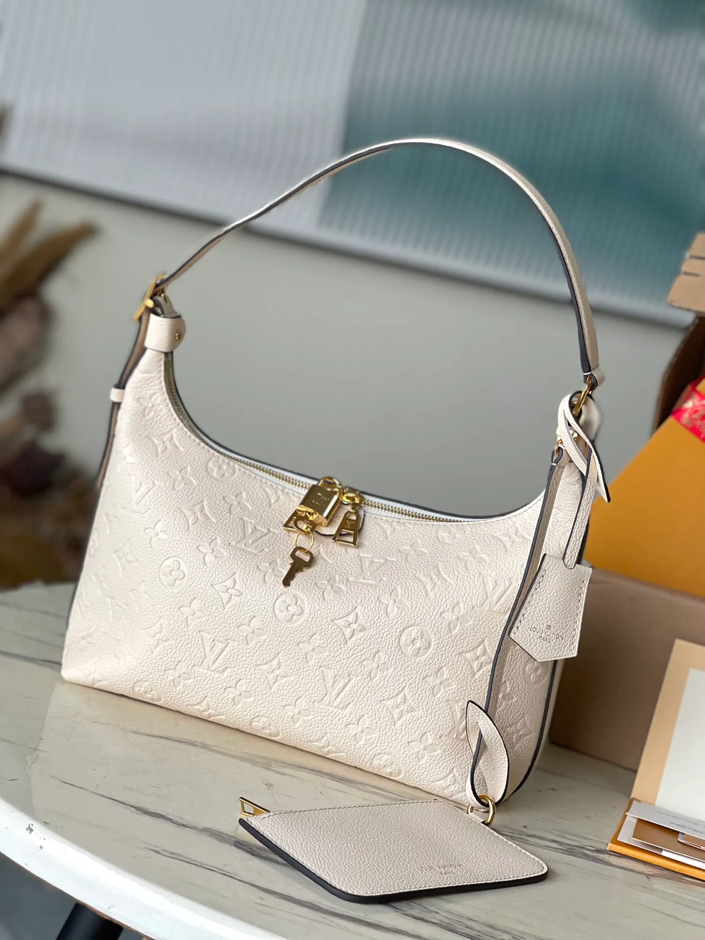 💰1180 (top layer leather) top original order M46609 white. Support counter inspection. Photos taken of duty-free goods are consistent with the product without unpacking. This product is an exclusive duty-free product in the market and is the highest-end product. Inspection is supported. This product has passed strict inspection and is flawless. Please wear gloves when touching the product. This product is not returnable or exchangeable. Please confirm the product first and then remove the label on the handle. This product is temporarily not open to the public, only regular customers, and is in short supply. Dimensions: 27 x 22 x 10.5 cm