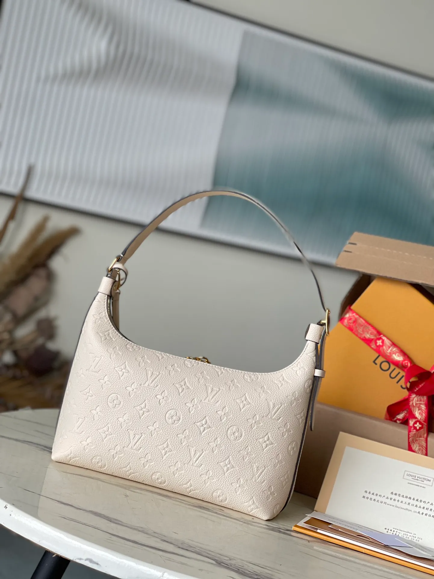 💰1180 (top layer leather) top original order M46609 white. Support counter inspection. Photos taken of duty-free goods are consistent with the product without unpacking. This product is an exclusive duty-free product in the market and is the highest-end product. Inspection is supported. This product has passed strict inspection and is flawless. Please wear gloves when touching the product. This product is not returnable or exchangeable. Please confirm the product first and then remove the label on the handle. This product is temporarily not open to the public, only regular customers, and is in short supply. Dimensions: 27 x 22 x 10.5 cm
