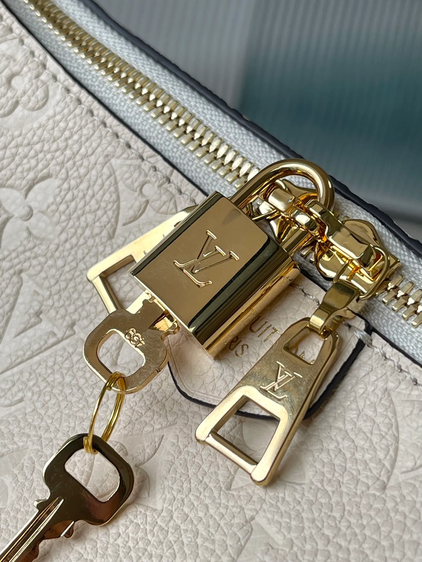💰1180 (top layer leather) top original order M46609 white. Support counter inspection. Photos taken of duty-free goods are consistent with the product without unpacking. This product is an exclusive duty-free product in the market and is the highest-end product. Inspection is supported. This product has passed strict inspection and is flawless. Please wear gloves when touching the product. This product is not returnable or exchangeable. Please confirm the product first and then remove the label on the handle. This product is temporarily not open to the public, only regular customers, and is in short supply. Dimensions: 27 x 22 x 10.5 cm