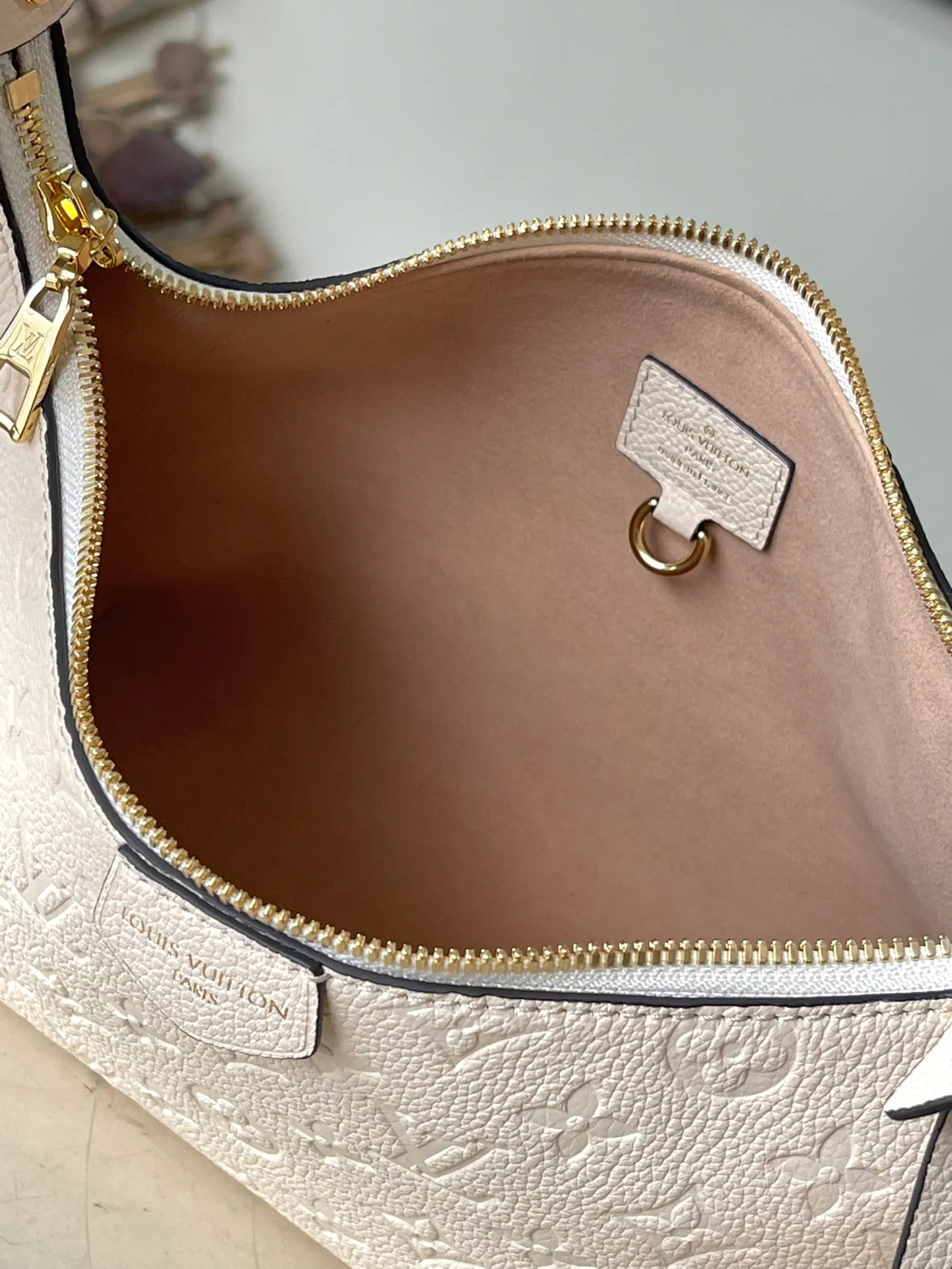💰1180 (top layer leather) top original order M46609 white. Support counter inspection. Photos taken of duty-free goods are consistent with the product without unpacking. This product is an exclusive duty-free product in the market and is the highest-end product. Inspection is supported. This product has passed strict inspection and is flawless. Please wear gloves when touching the product. This product is not returnable or exchangeable. Please confirm the product first and then remove the label on the handle. This product is temporarily not open to the public, only regular customers, and is in short supply. Dimensions: 27 x 22 x 10.5 cm