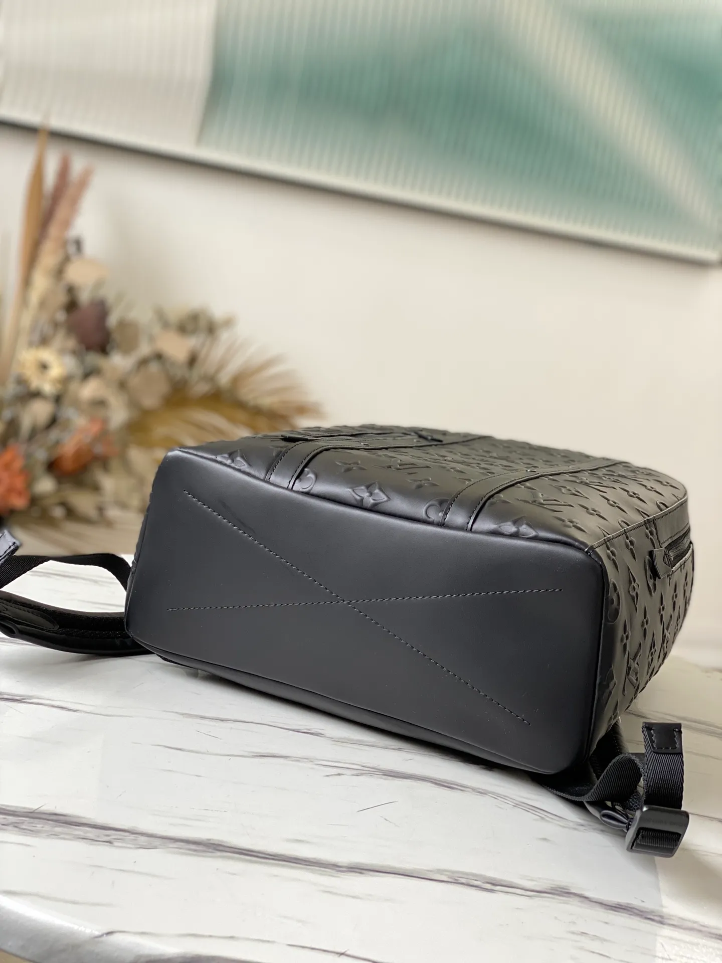 💰1240 (first-grain leather) top-quality original M57959 Armand backpack is made of Monogram Seal cowhide, with a delicate texture that highlights the iconic embossing, recreating the unique charm of old letter sealing wax. The ample space includes compartments and tablet pockets to store various items in an orderly manner. Dimensions: 31 x 42 x 15 cm