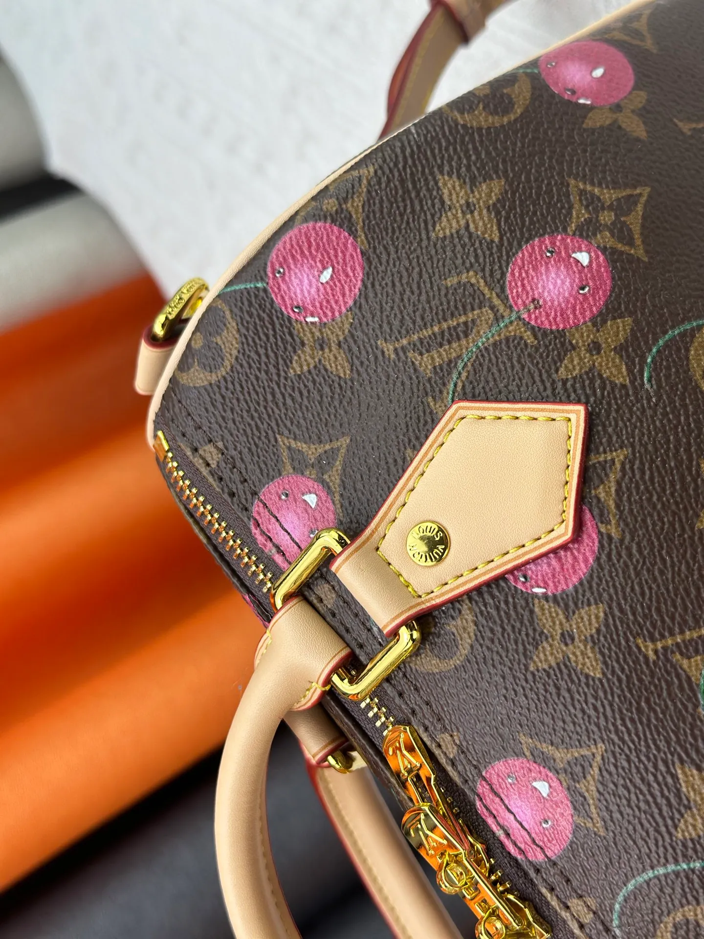 P280 Upgraded original M13805 M13257 M40390 lv Murakami Takashi co-branded cherry blossom 🌸NANOSPEEDY handbag This Nano Speedy handbag combines Monogram canvas and cow leather trim printing, with 33 colorful colors to interpret white tricolor and black tricolor. It has been launched in twelve sections and is very popular around the world and is loved by celebrities and celebrities. 25.0 x 19.0 x 15.0 cm