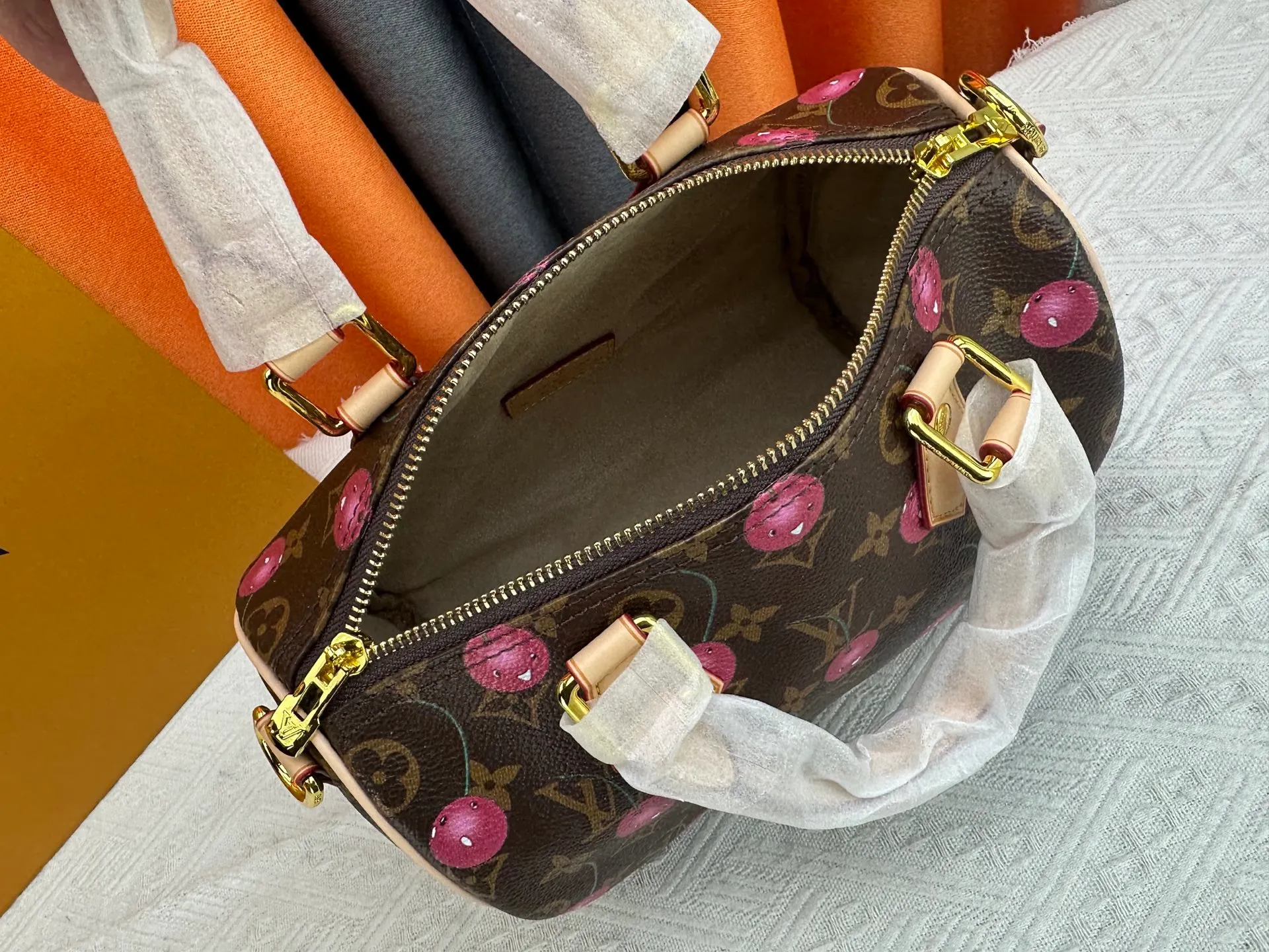 P280 Upgraded original M13805 M13257 M40390 lv Murakami Takashi co-branded cherry blossom 🌸NANOSPEEDY handbag This Nano Speedy handbag combines Monogram canvas and cow leather trim printing, with 33 colorful colors to interpret white tricolor and black tricolor. It has been launched in twelve sections and is very popular around the world and is loved by celebrities and celebrities. 25.0 x 19.0 x 15.0 cm