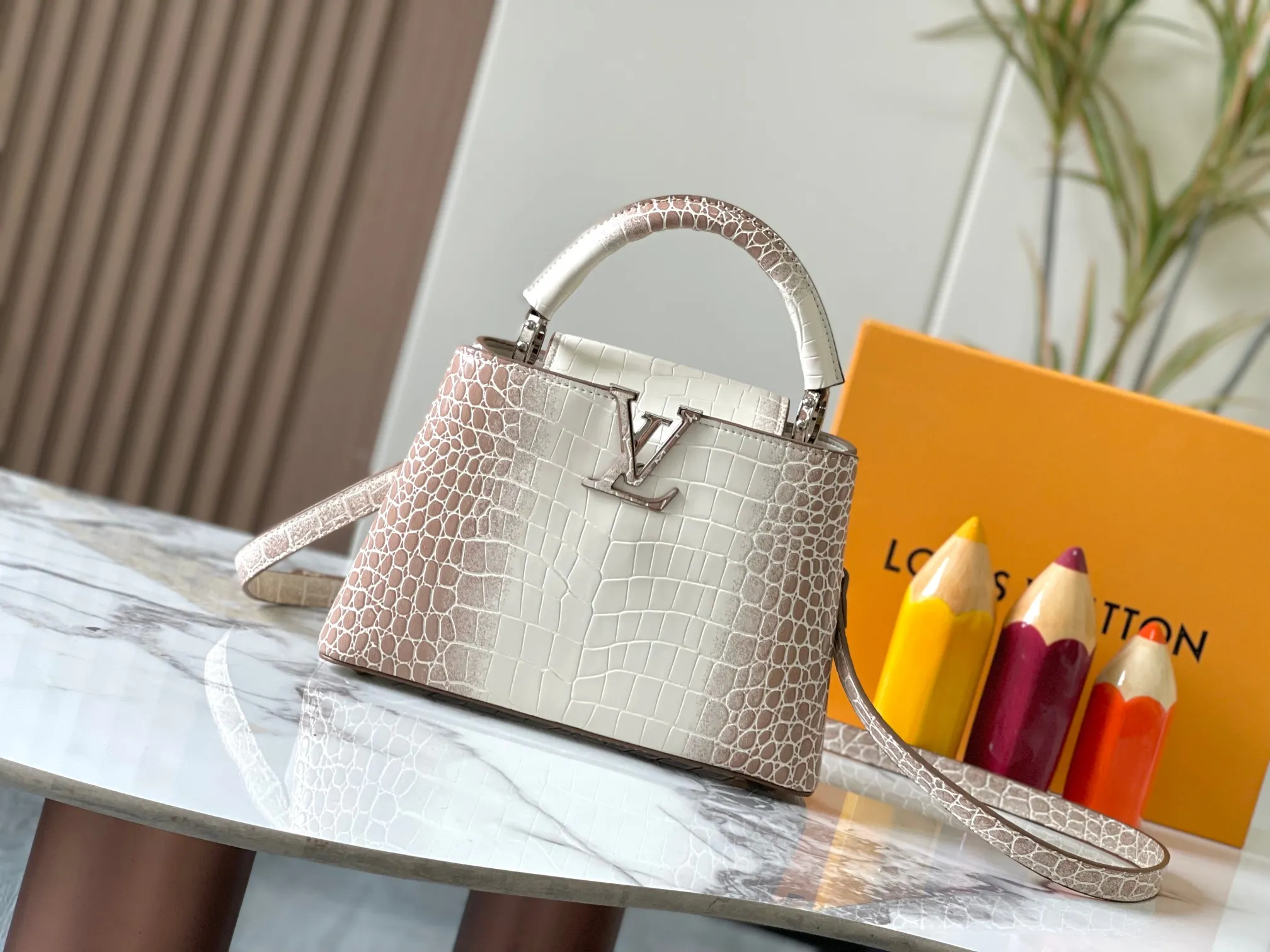 p460 [Guangzhou top quality original version] Capucines BB Model: 98177 Color Material Gorgeous crocodile leather with sparkling ripples Bright background color Hardware upgrade Highlights: LV initials, unique edge ring, fine Monogram flowers on the flap.  Size: 27×18×9cm