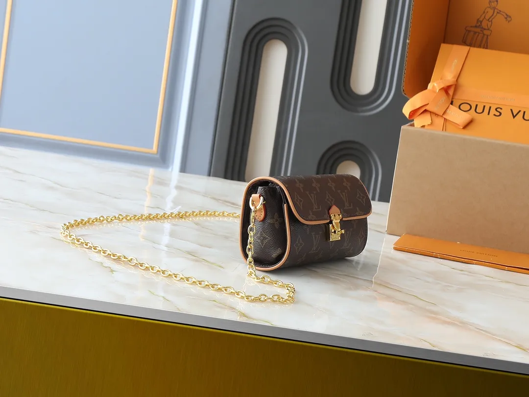 💰200💰Upgraded original M13566 This Pochette Camille handbag is made of Monogram canvas, paying tribute to the original design that appeared in the Louis Vuitton 2000 spring and summer fashion show. The S-Lock buckle, LVCircle logo on the chain and contrasting WVN leather trim embody the brand's classic elements. The flexible and easy-to-wear construction can be worn cross-body, over the shoulder or by hand. Dimensions: 20.5 × 11 × 6 cm