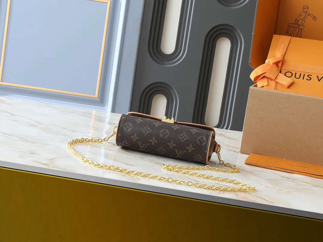 💰200💰Upgraded original M13566 This Pochette Camille handbag is made of Monogram canvas, paying tribute to the original design that appeared in the Louis Vuitton 2000 spring and summer fashion show. The S-Lock buckle, LVCircle logo on the chain and contrasting WVN leather trim embody the brand's classic elements. The flexible and easy-to-wear construction can be worn cross-body, over the shoulder or by hand. Dimensions: 20.5 × 11 × 6 cm