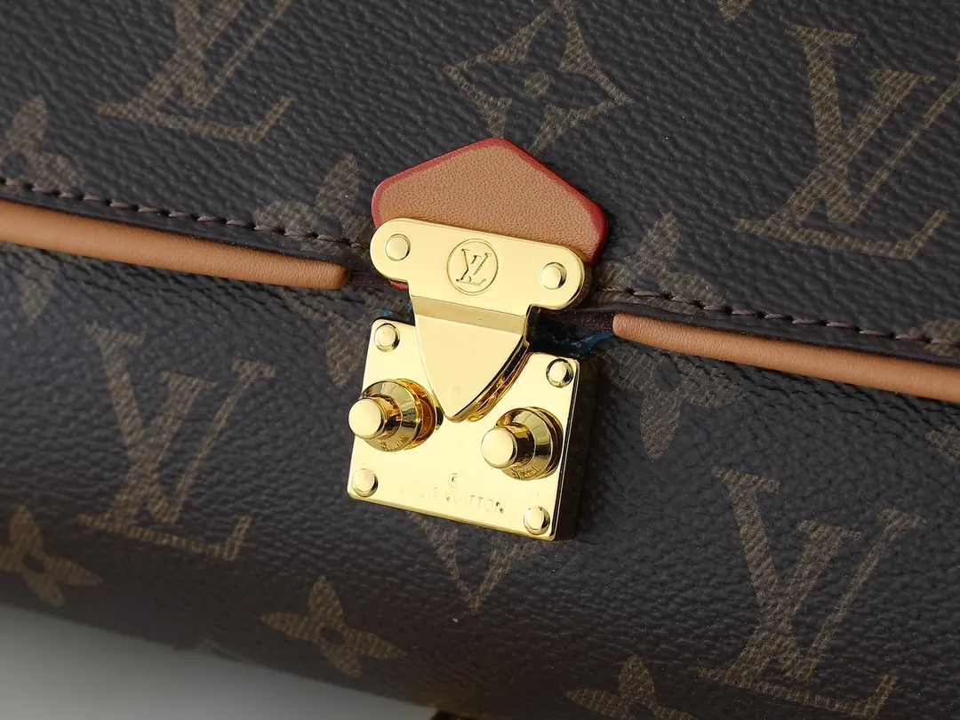 💰200💰Upgraded original M13566 This Pochette Camille handbag is made of Monogram canvas, paying tribute to the original design that appeared in the Louis Vuitton 2000 spring and summer fashion show. The S-Lock buckle, LVCircle logo on the chain and contrasting WVN leather trim embody the brand's classic elements. The flexible and easy-to-wear construction can be worn cross-body, over the shoulder or by hand. Dimensions: 20.5 × 11 × 6 cm