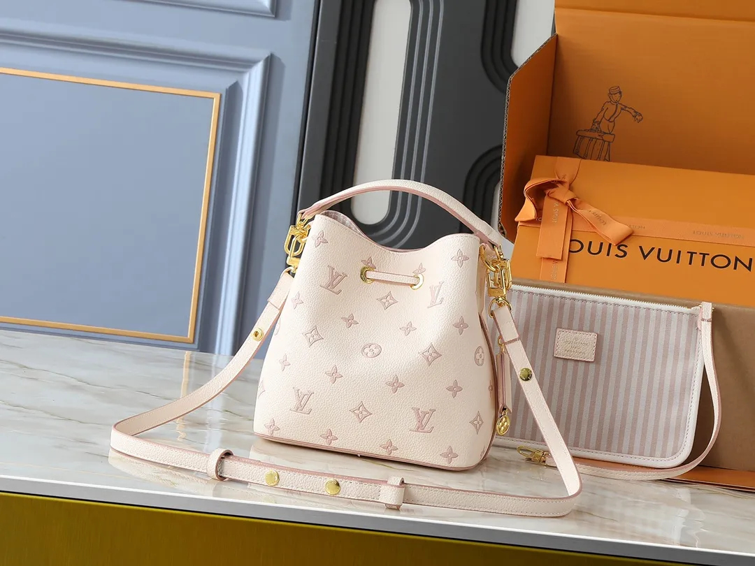 💰240💰Upgraded from the original M14401 M44022. This small NéoNoé handbag uses classic Monogram Empreinte leather to interpret the same color aesthetics, and uses dazzling chain decoration to release the new ideas of the season. The neat interior is equipped with multiple compartments and a removable storage bag for convenient storage of small items. Dimensions: 20.0 x 20.0 x 13.0 cm (length x height x width)