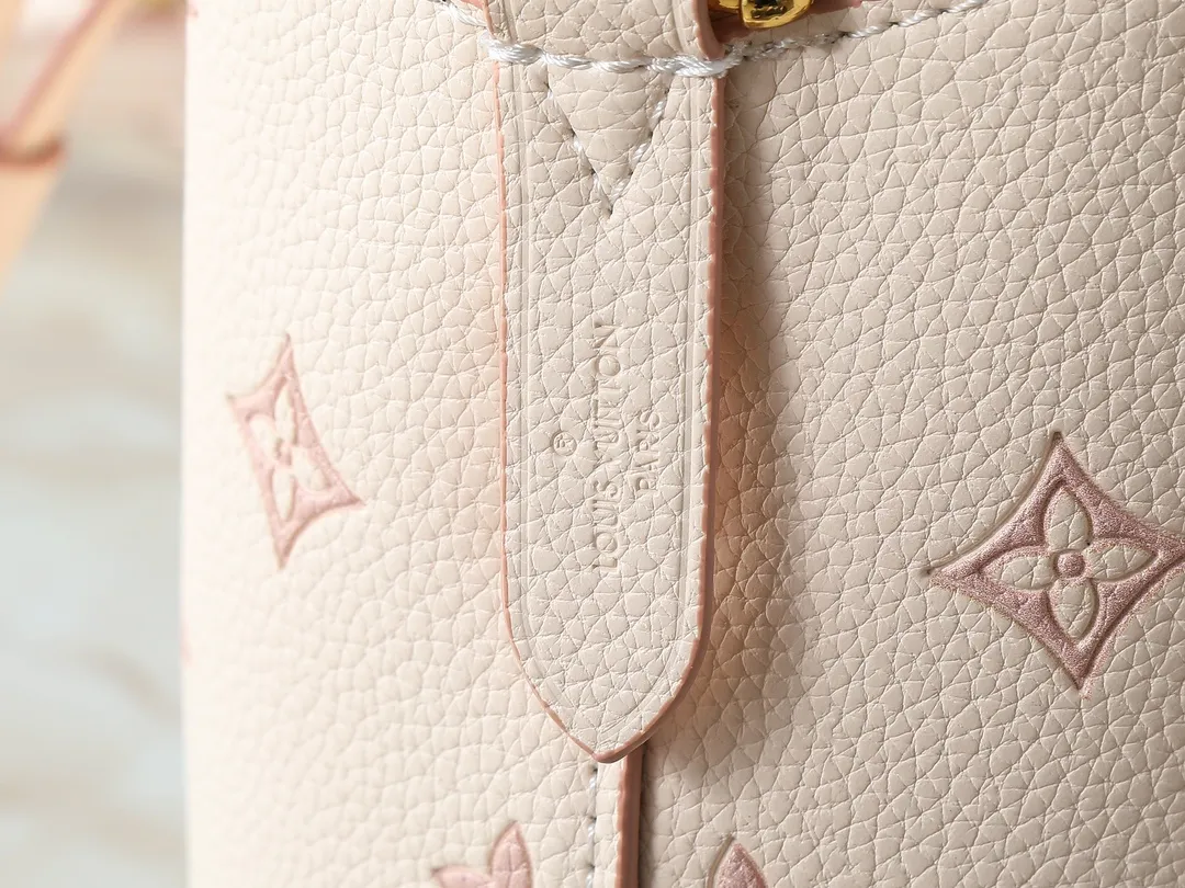 💰240💰Upgraded from the original M14401 M44022. This small NéoNoé handbag uses classic Monogram Empreinte leather to interpret the same color aesthetics, and uses dazzling chain decoration to release the new ideas of the season. The neat interior is equipped with multiple compartments and a removable storage bag for convenient storage of small items. Dimensions: 20.0 x 20.0 x 13.0 cm (length x height x width)