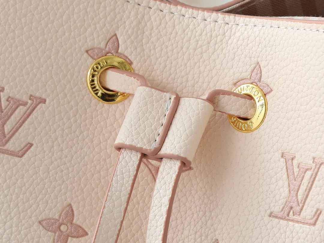 💰240💰Upgraded from the original M14401 M44022. This small NéoNoé handbag uses classic Monogram Empreinte leather to interpret the same color aesthetics, and uses dazzling chain decoration to release the new ideas of the season. The neat interior is equipped with multiple compartments and a removable storage bag for convenient storage of small items. Dimensions: 20.0 x 20.0 x 13.0 cm (length x height x width)
